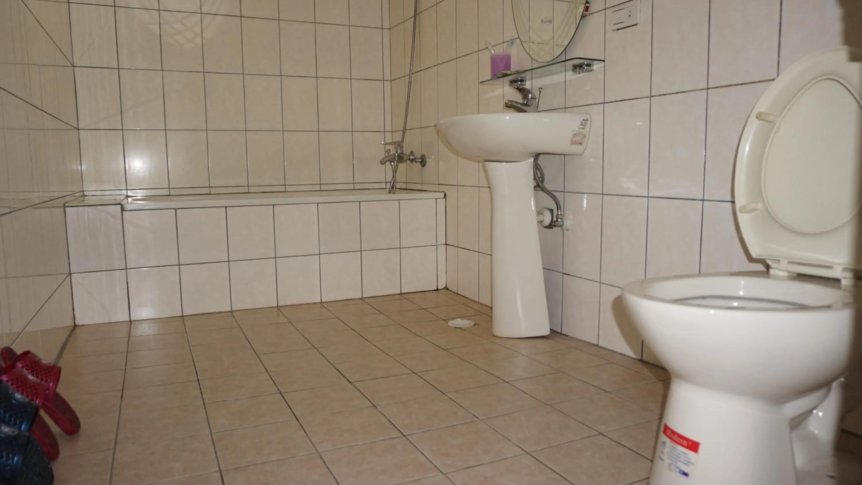 Shower in Chian Huei Business Hotel