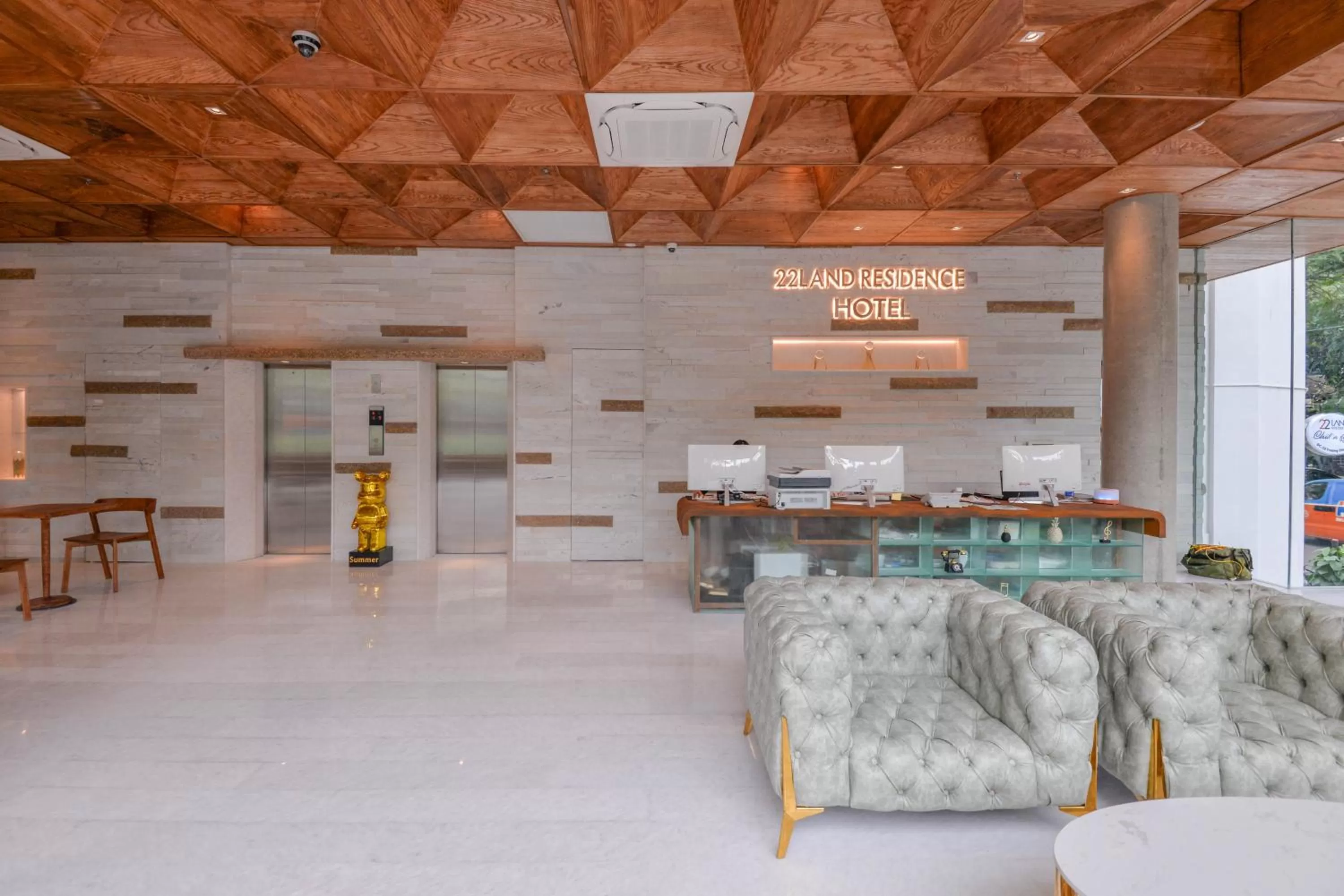 Nightclub / DJ in 22Land Hotel & Residence