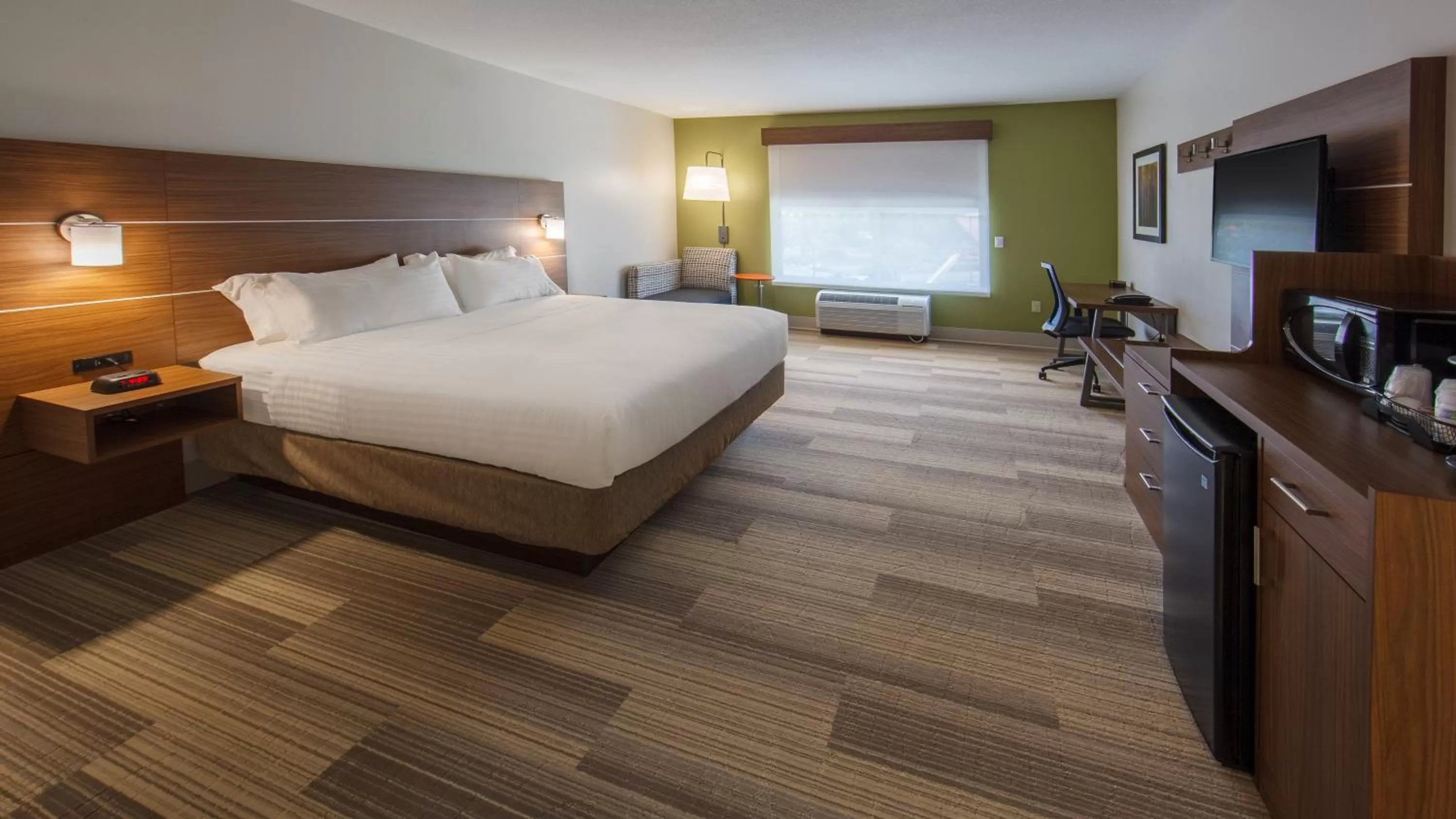 Photo of the whole room, Bed in Holiday Inn Express Gatlinburg Downtown by IHG