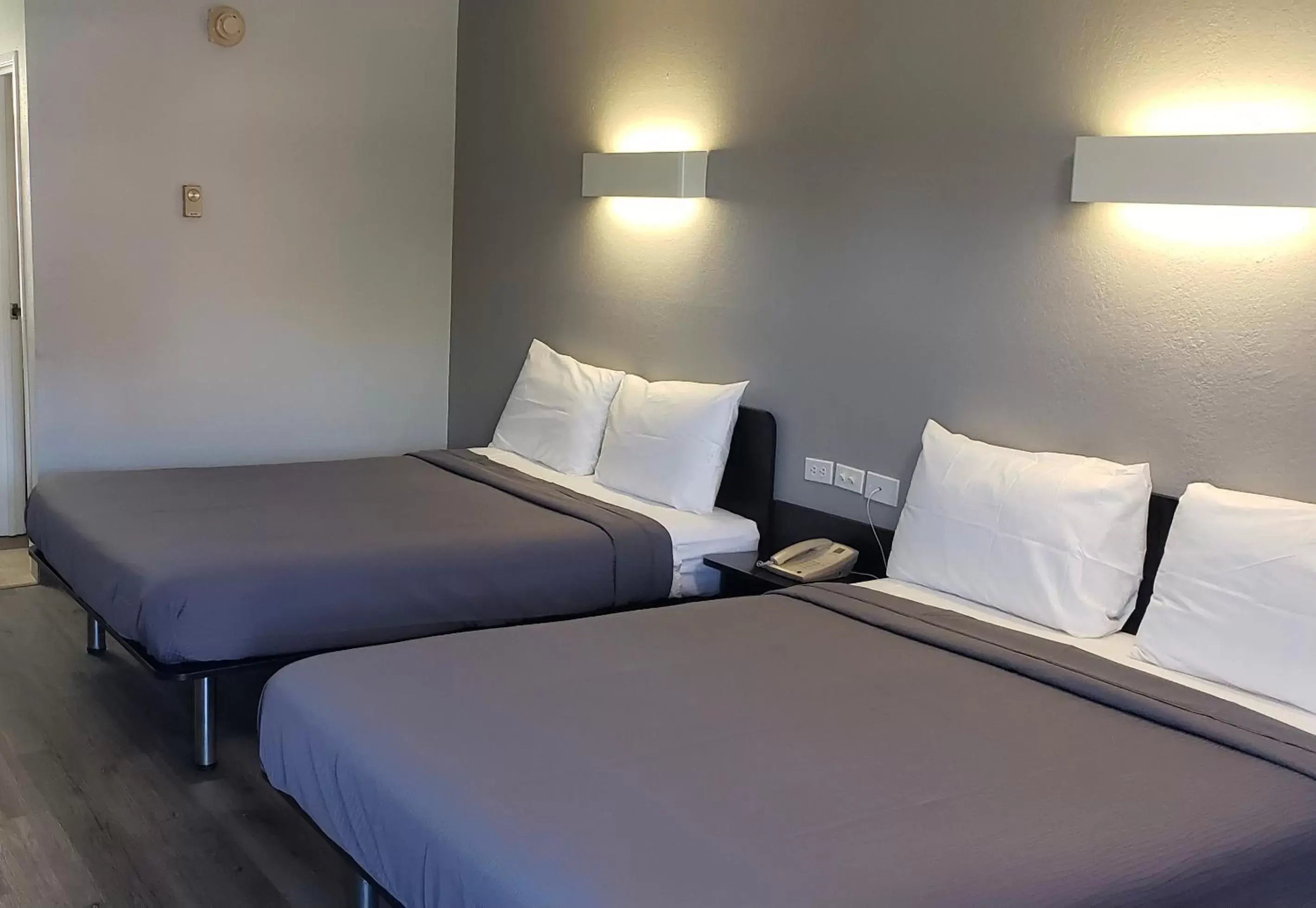 Bed in scarlet inn Bed in scarlet inn