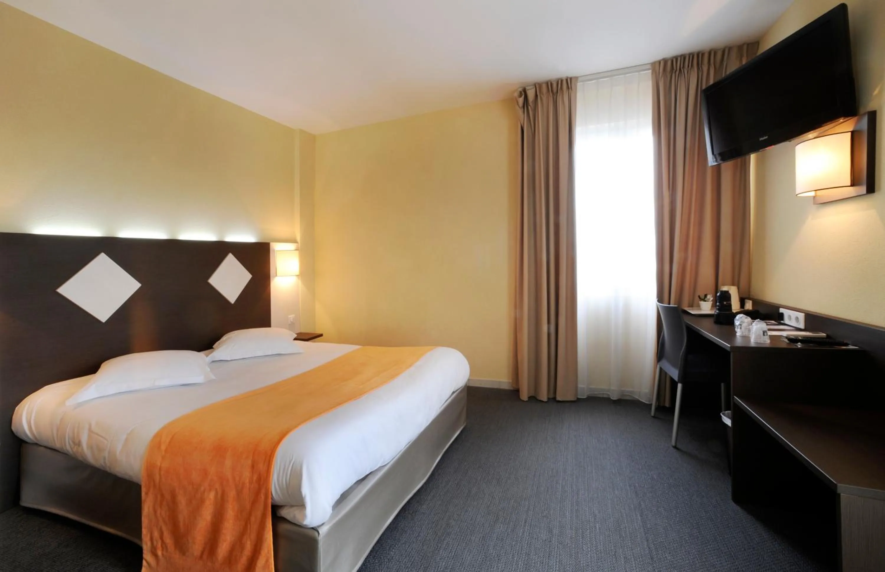 Photo of the whole room, Bed in The Originals City, Hôtel des Arènes, Saintes