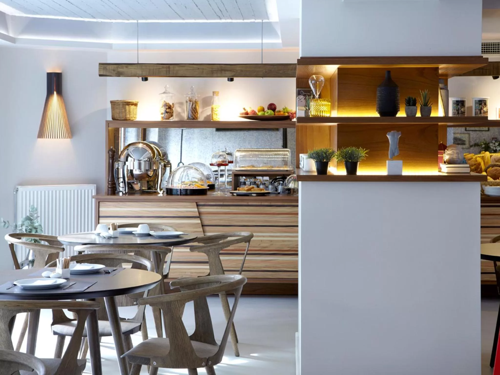 Restaurant/places to eat in Apollon Library Suites