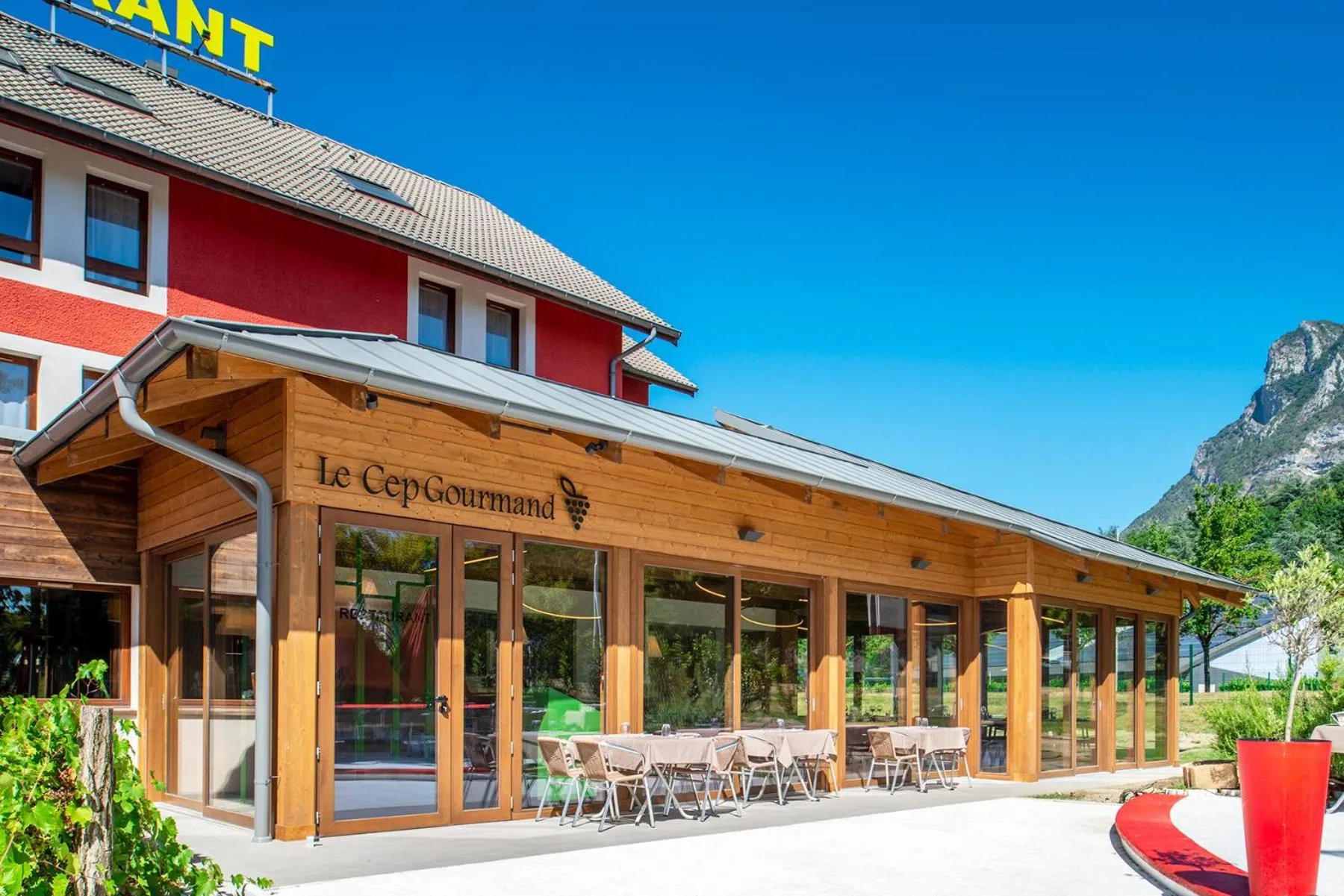 Facade/entrance in La Clé Des Champs