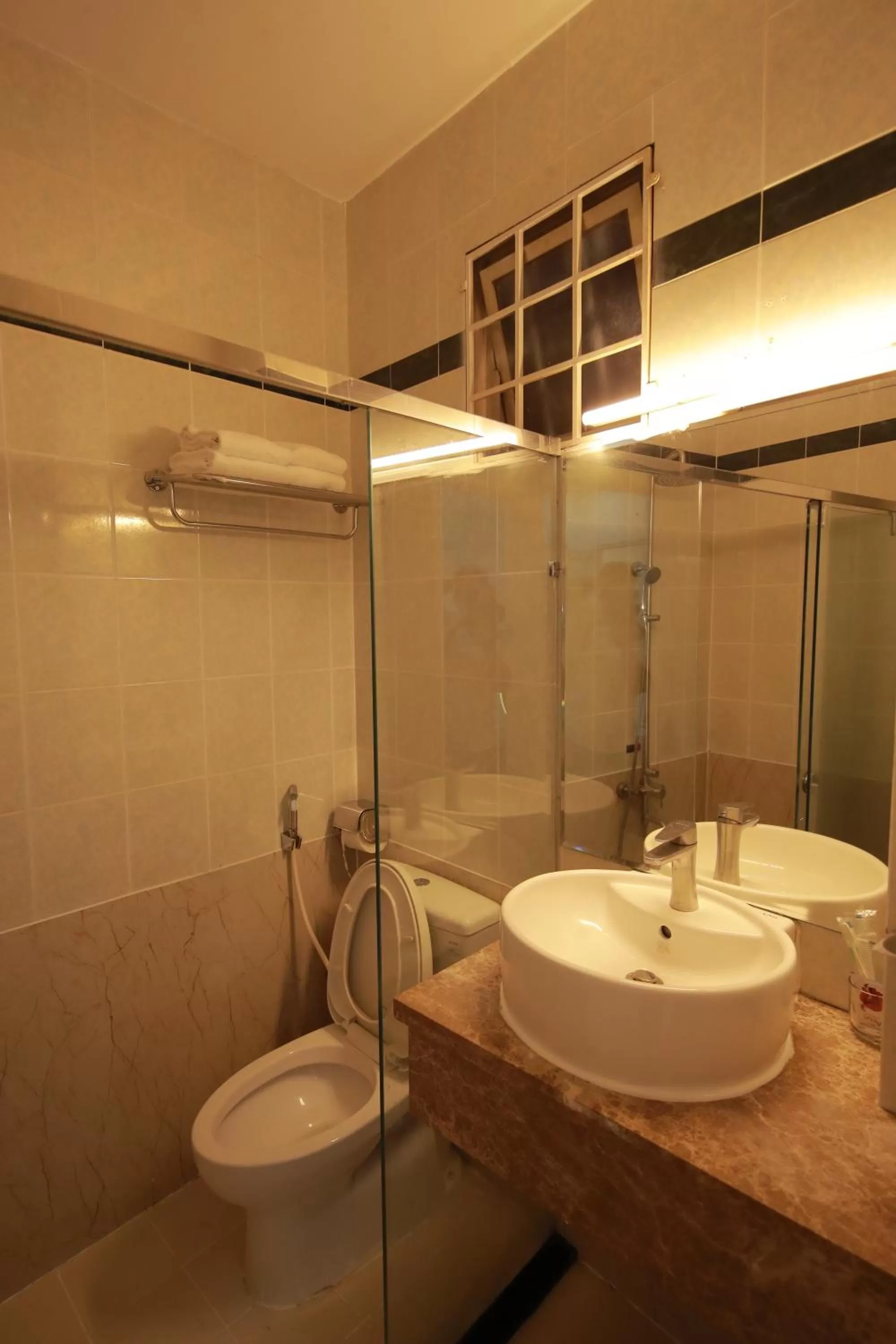 Shower in PHÚ GIA BÙI VIỆN HOTEl