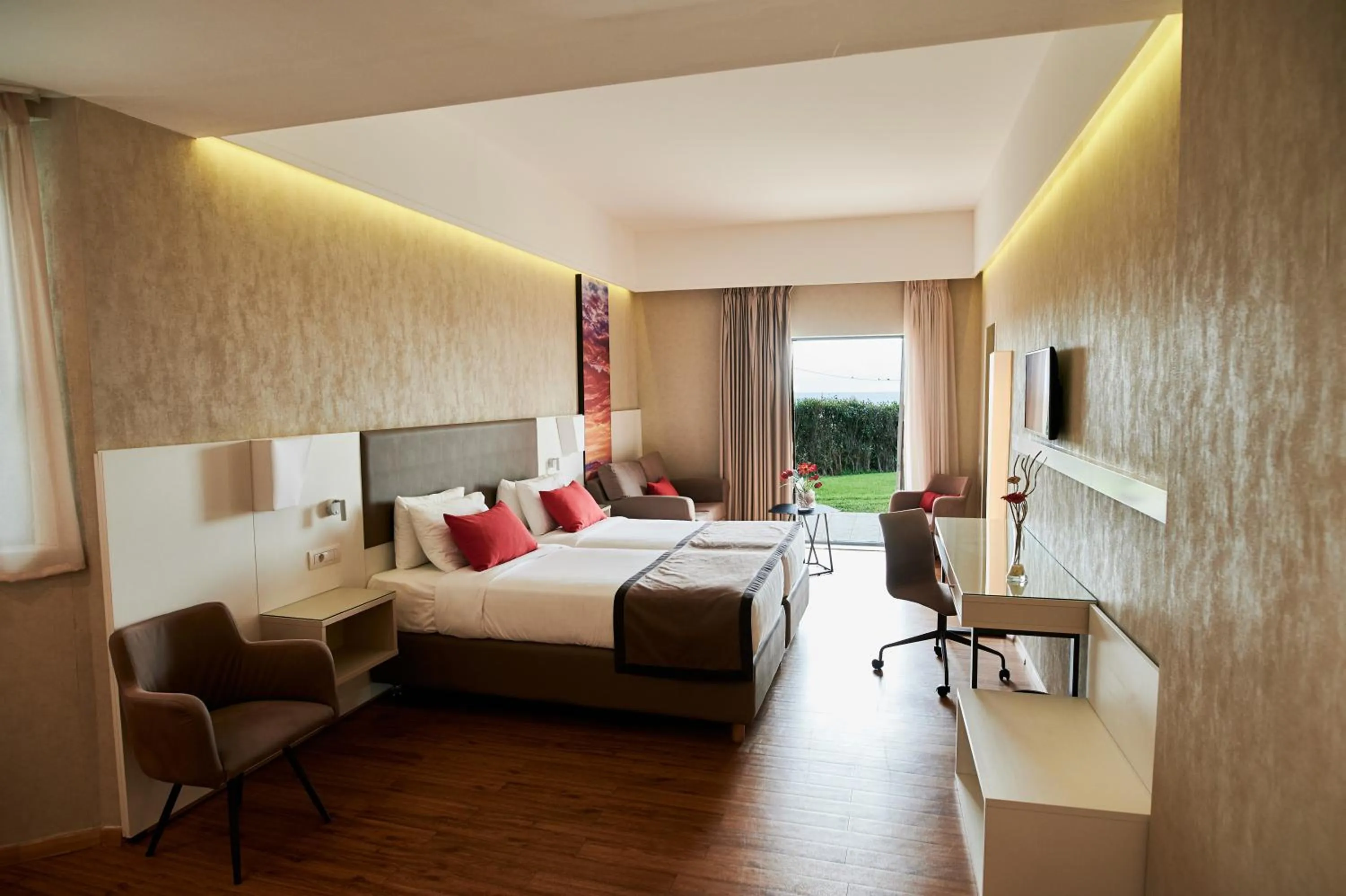 Photo of the whole room, Bed in Ramada Plaza by Wyndham Thraki