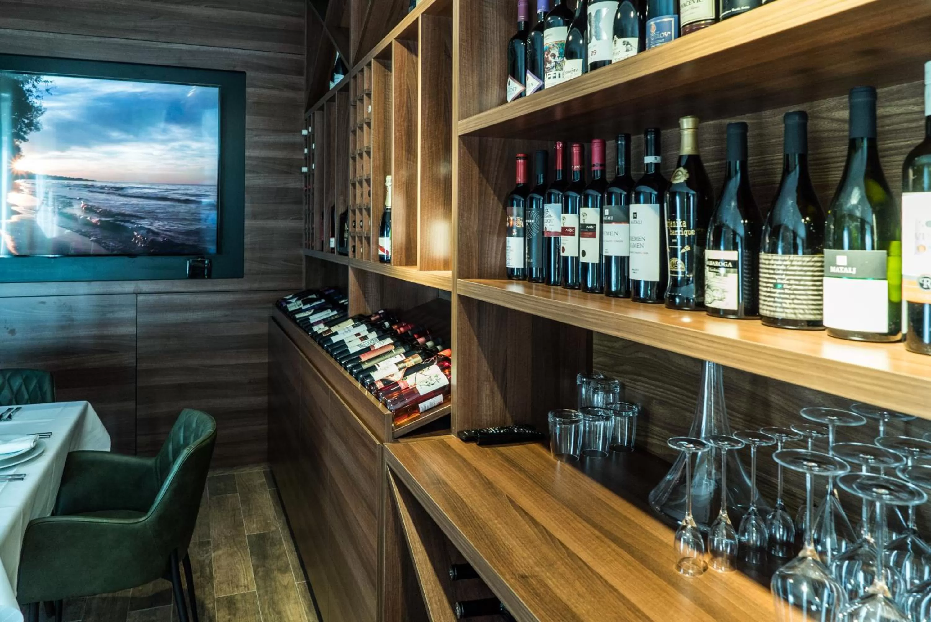 Restaurant/places to eat in Best Western Premier Natalija Residence