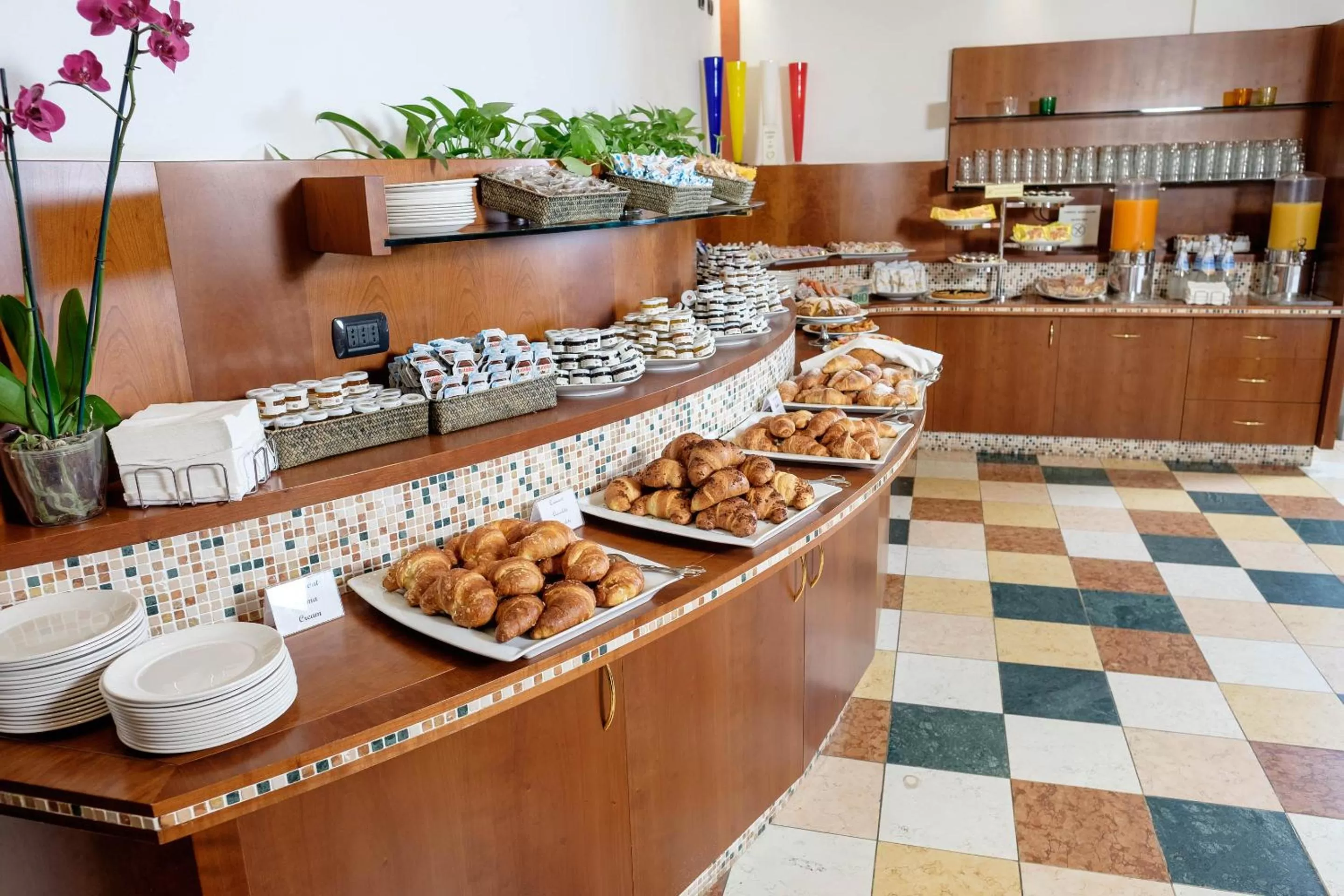 Buffet breakfast in Hotel Villa Malaspina