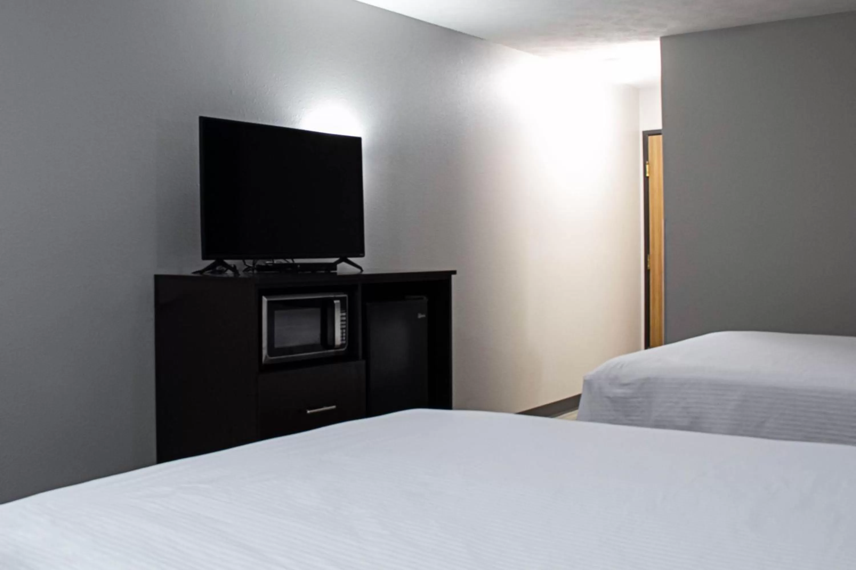 TV and multimedia, Bed in New Victorian Inn & Suites-Norfolk