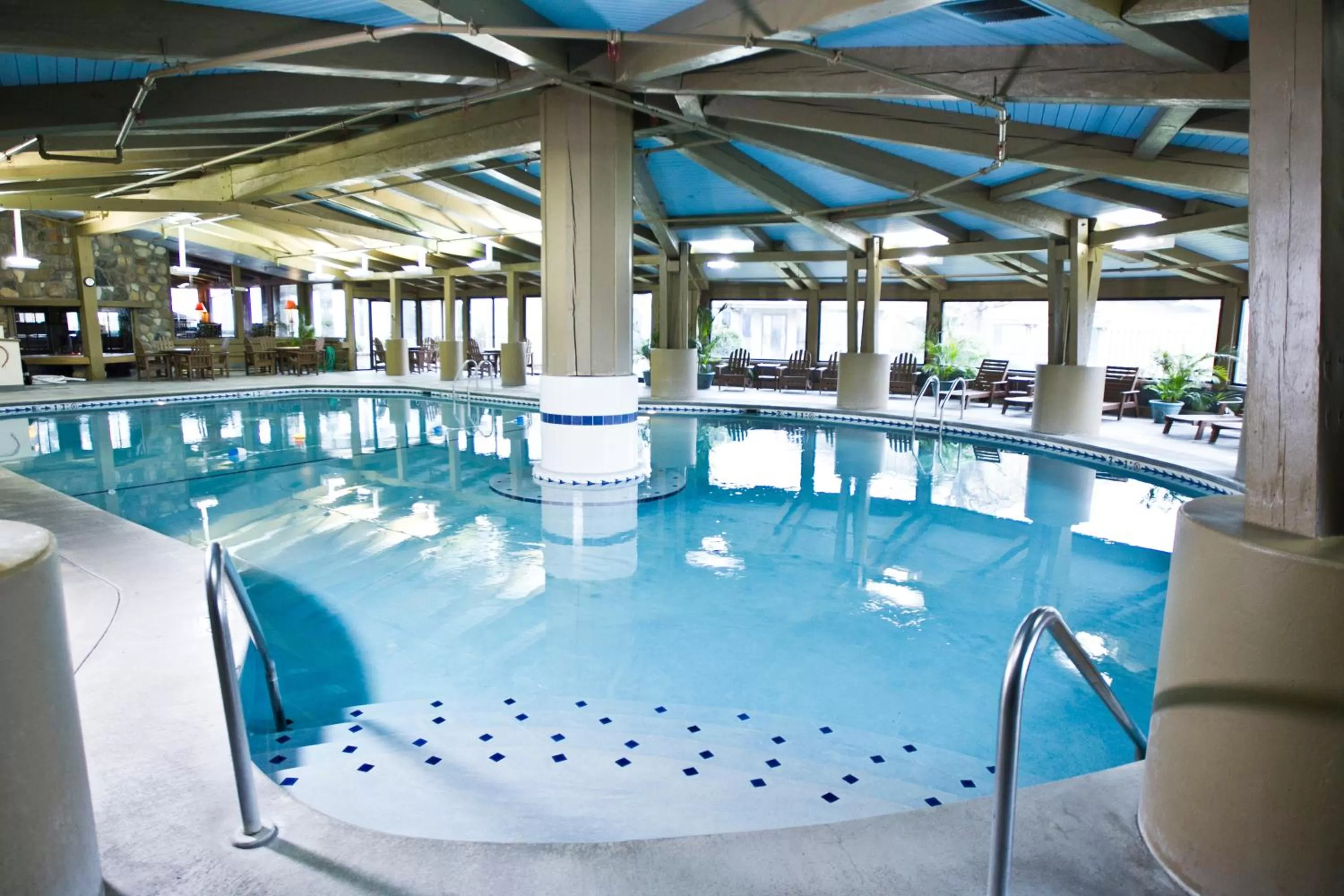 Swimming pool in Lake Lawn Resort