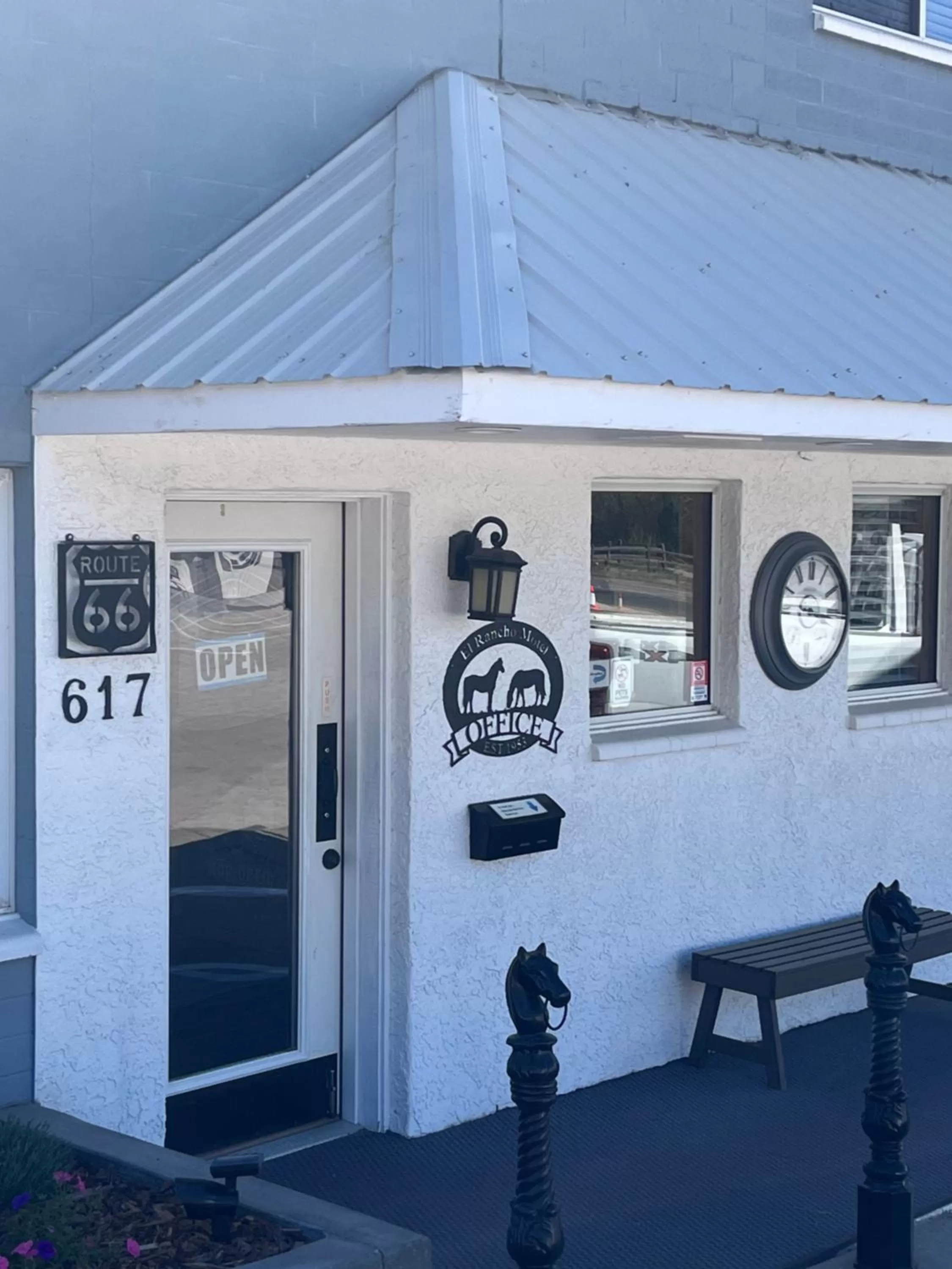 Day in El Rancho Motel