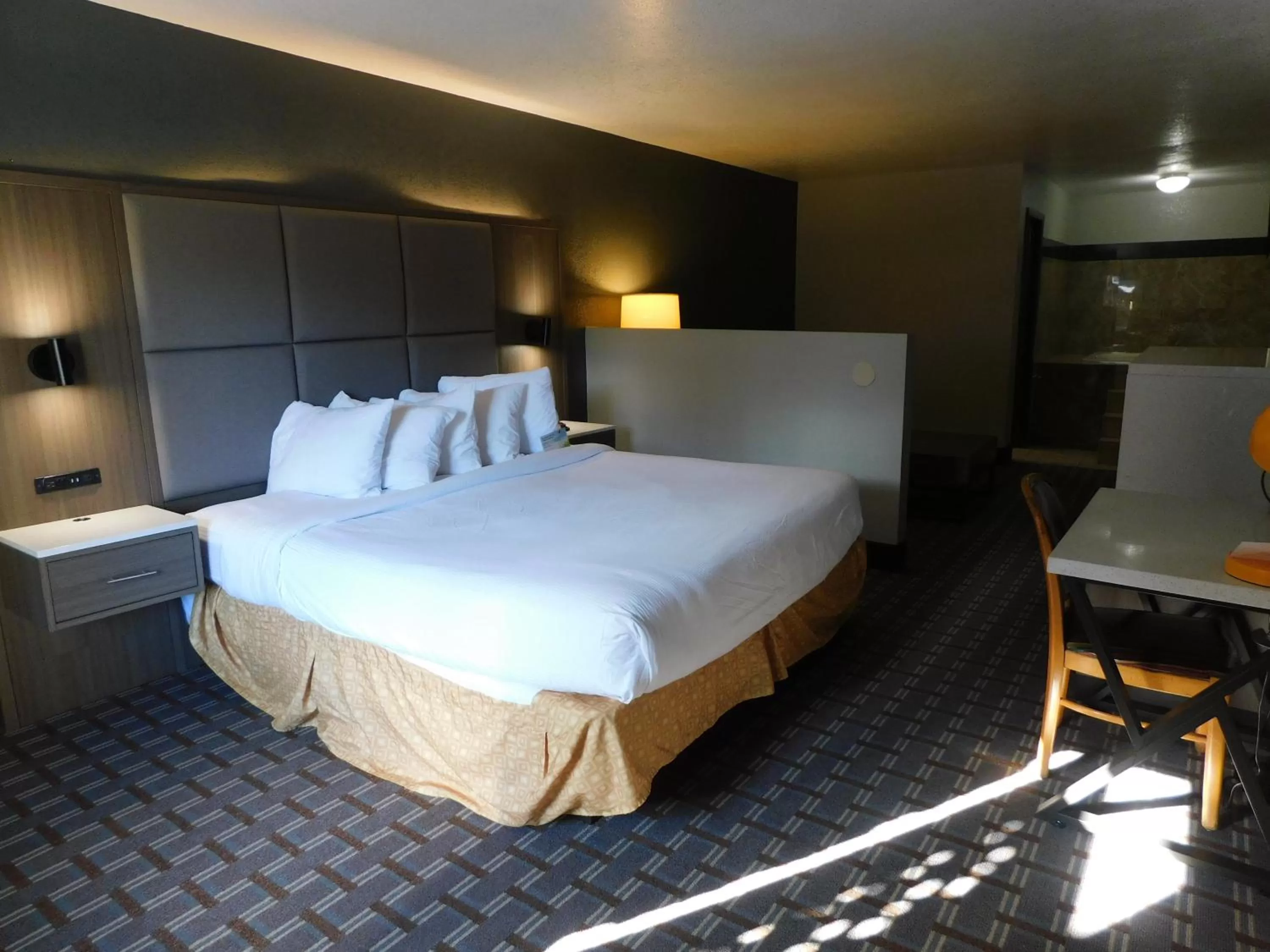 Bed in Days Inn & Suites by Wyndham Downtown Gatlinburg Parkway