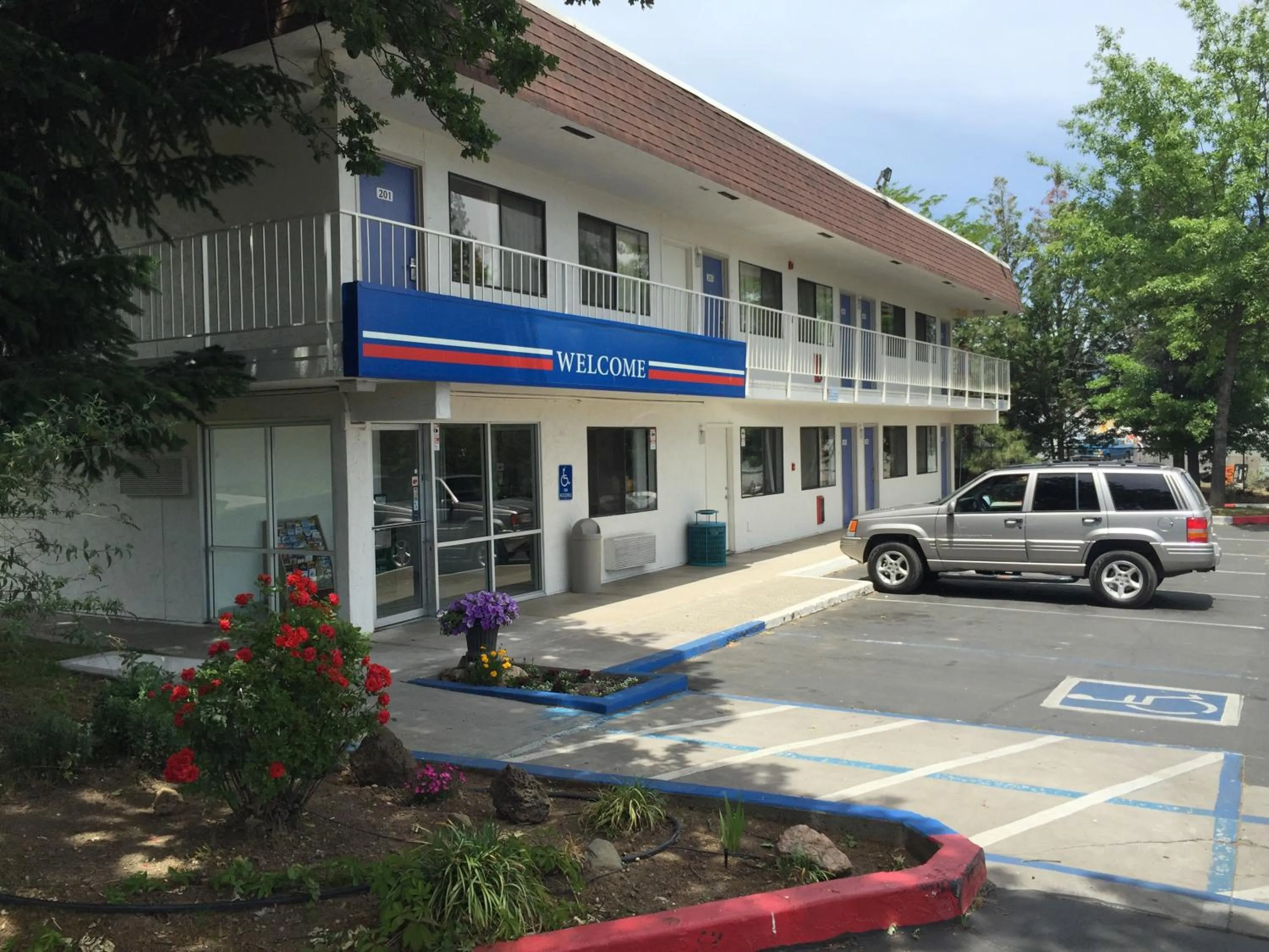 Facade/entrance in Motel 6-Yreka, CA