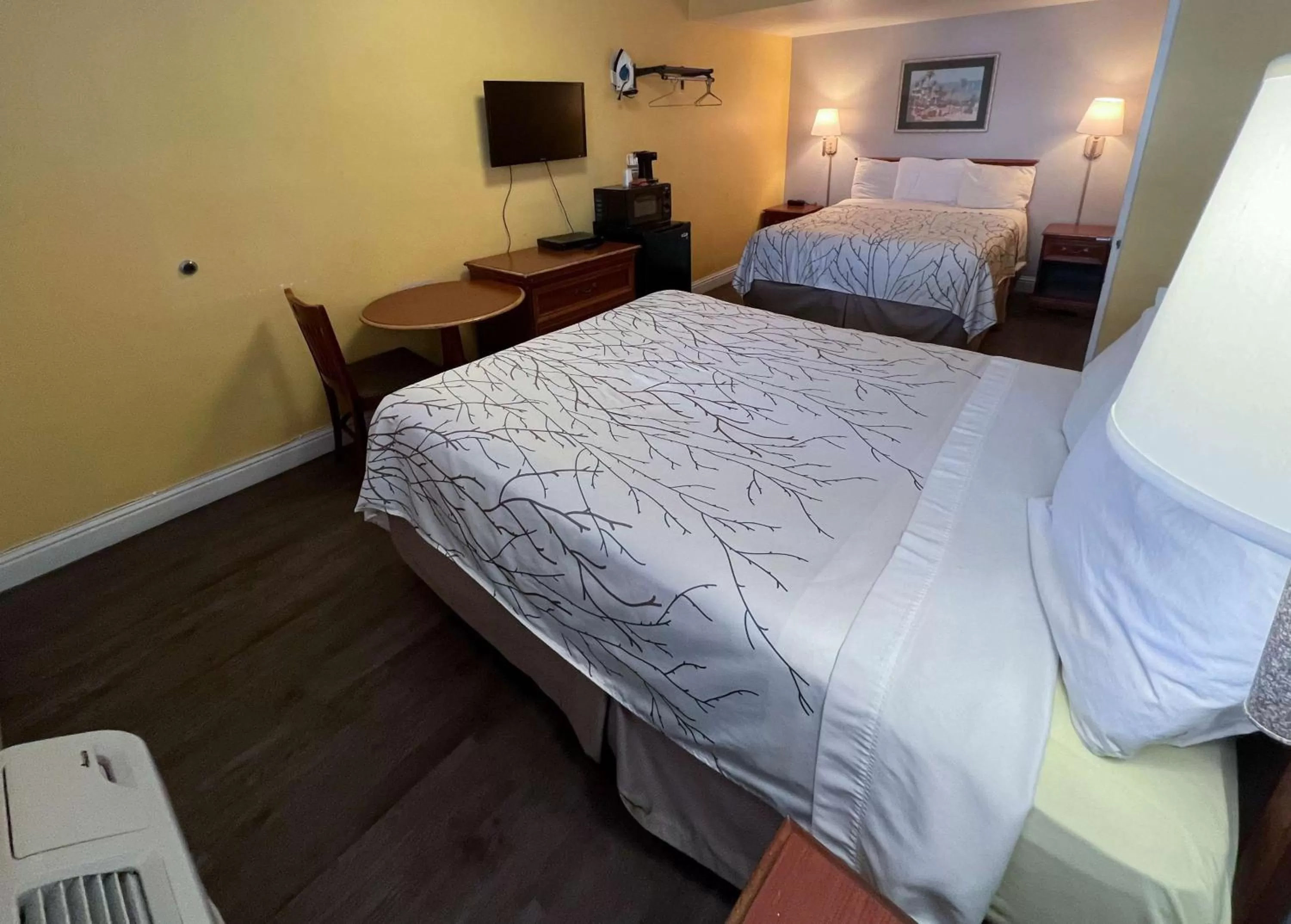 Bedroom, Bed in Motel 6 San Francisco CA Fisherman"s Wharf