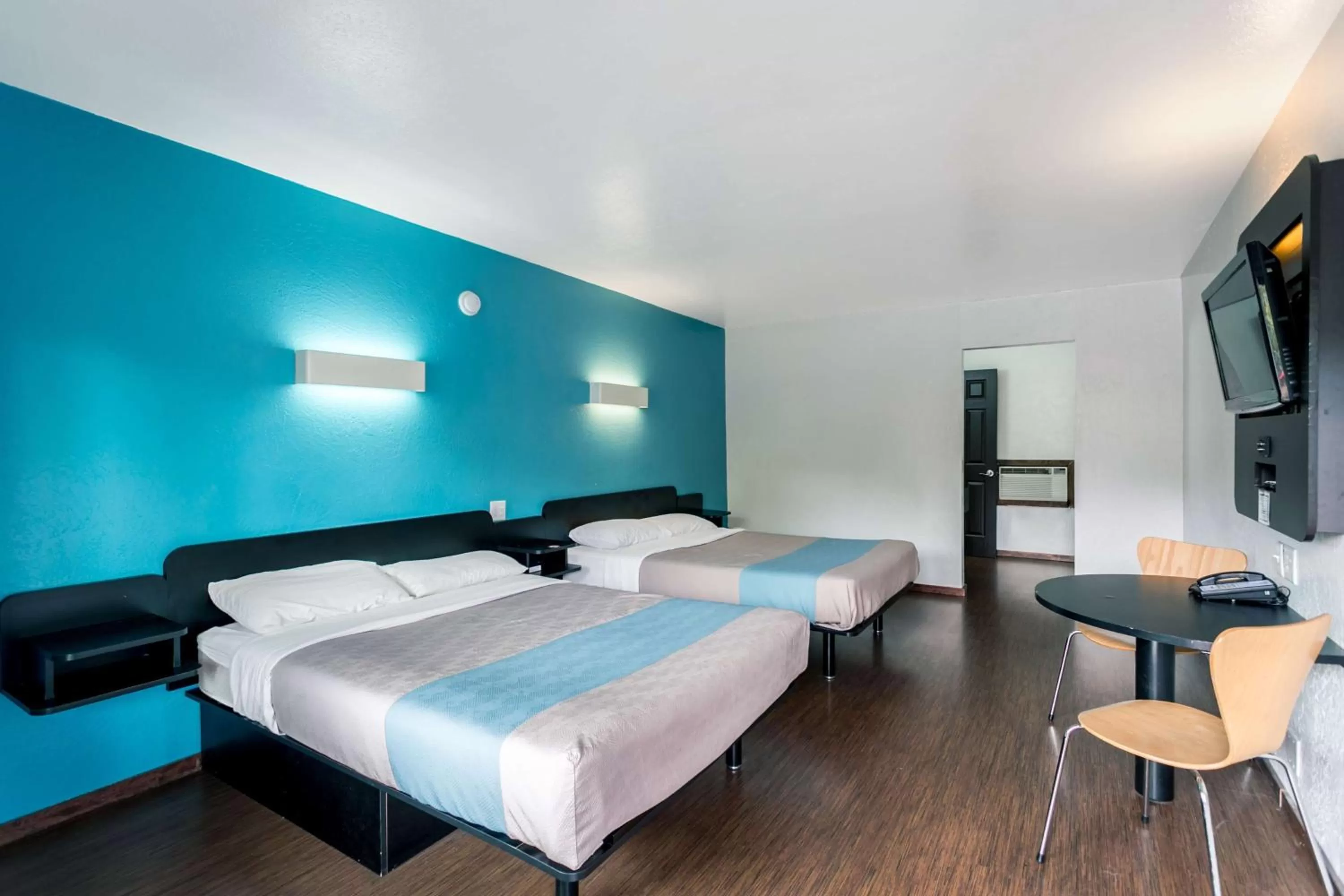 Photo of the whole room, Bed in Motel 6 University Missoula