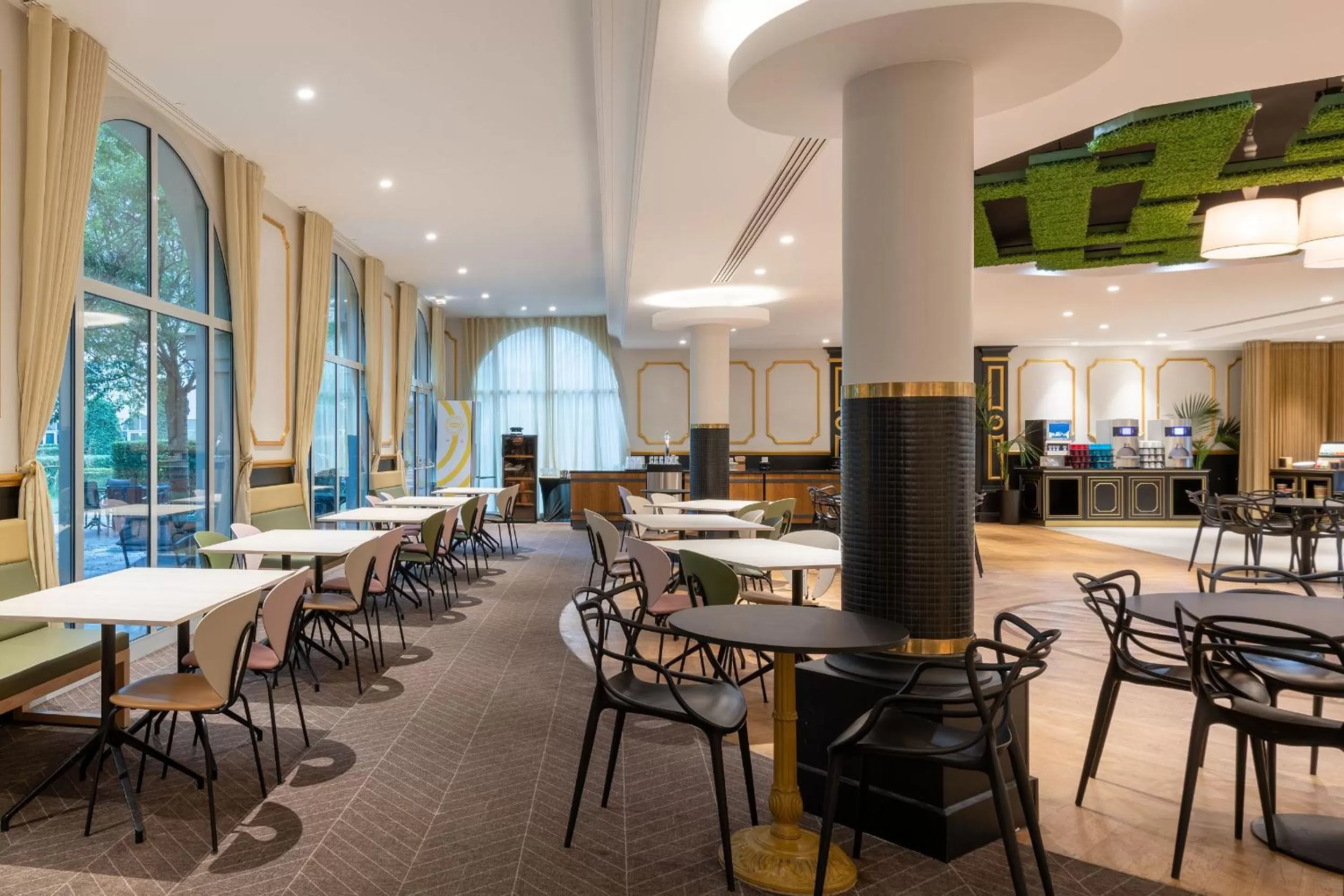 Restaurant/places to eat in Dream Castle Hotel Marne La Vallee