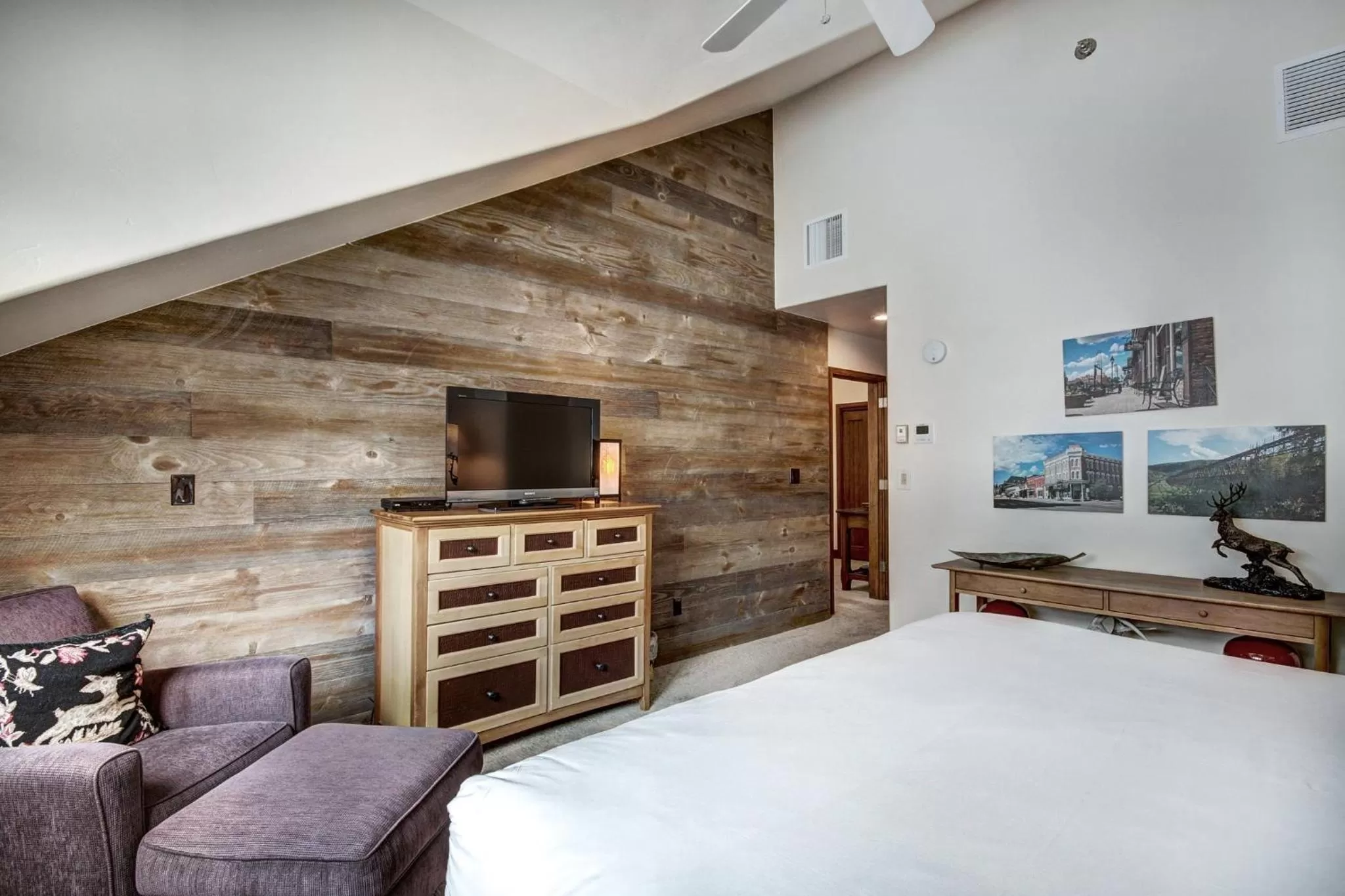 Photo of the whole room, Bed in The Pines Lodge, a RockResort, by Vail Resorts