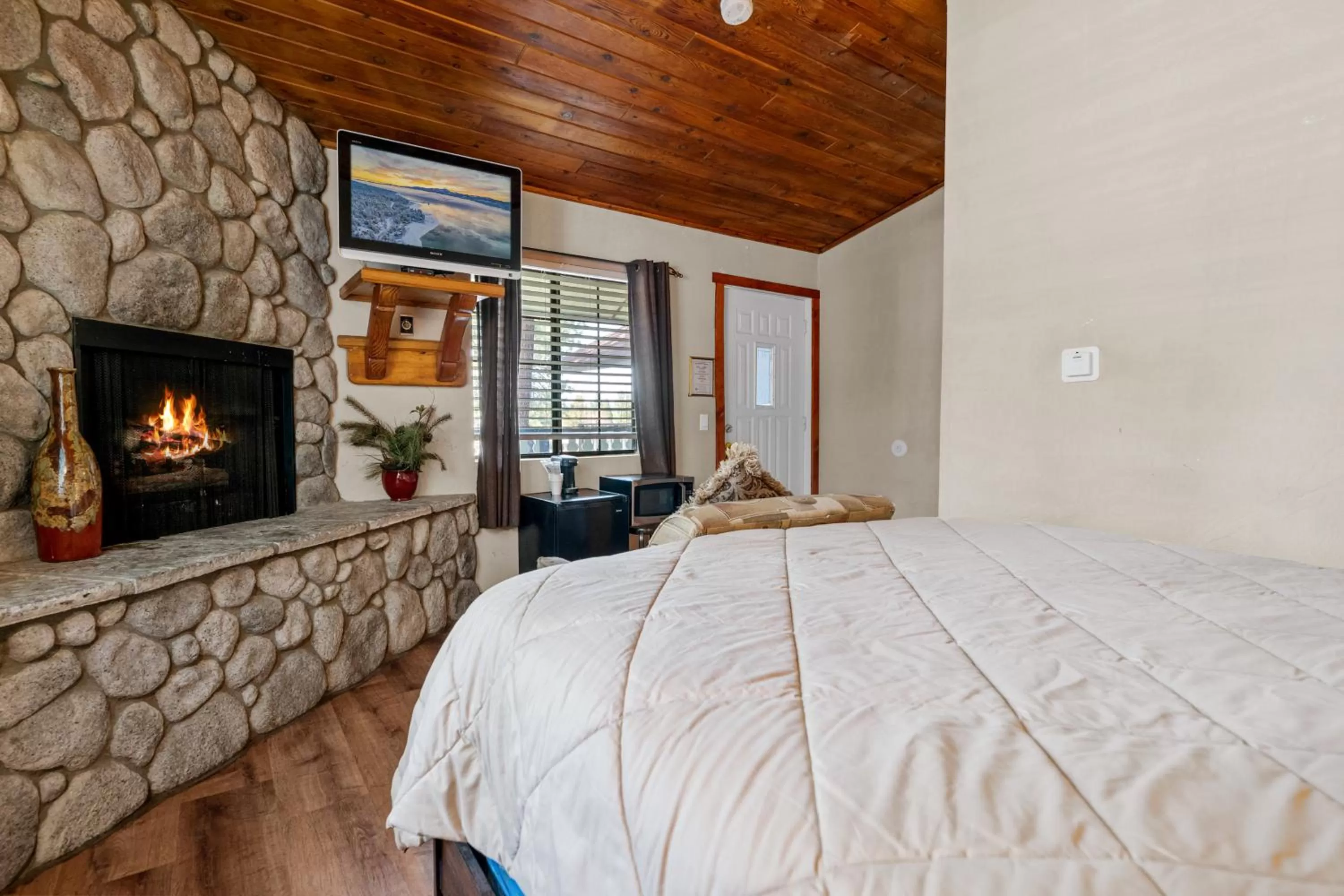 Photo of the whole room, Bed in Black Forest Lodge