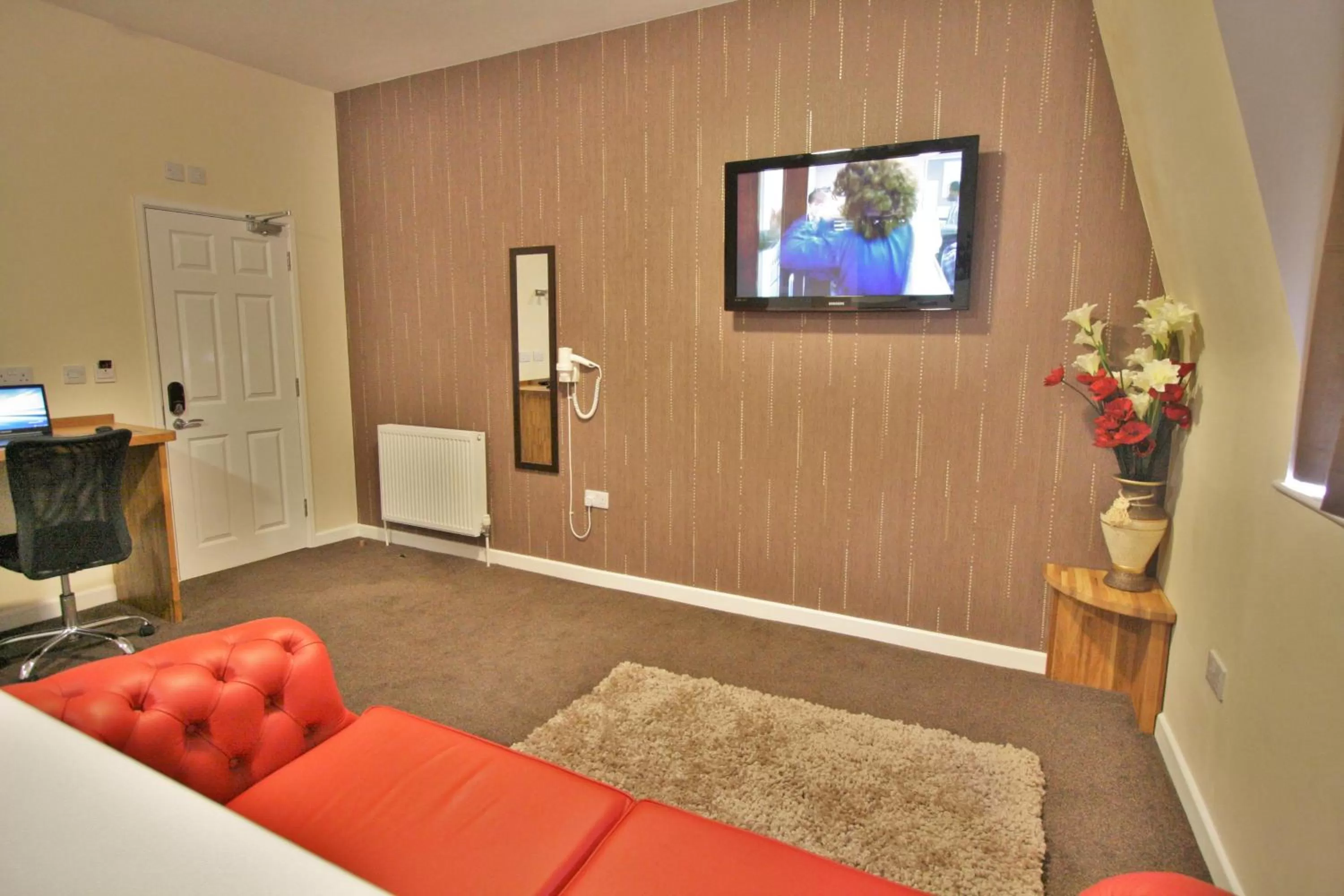Living room in Central Hotel Gloucester by RoomsBooked