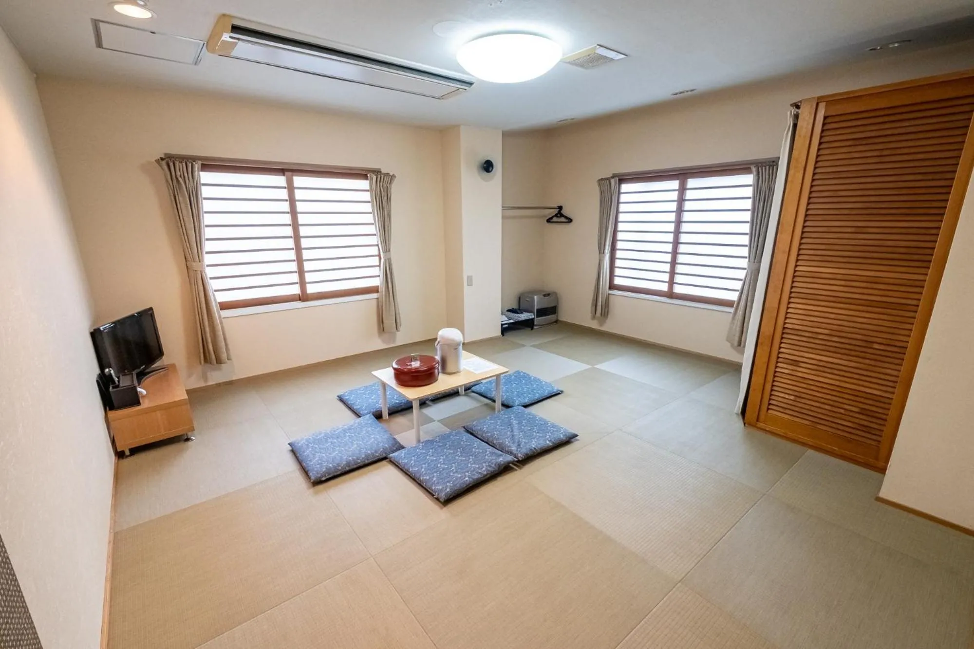 Photo of the whole room, Bed in Kawaguchiko Station Inn