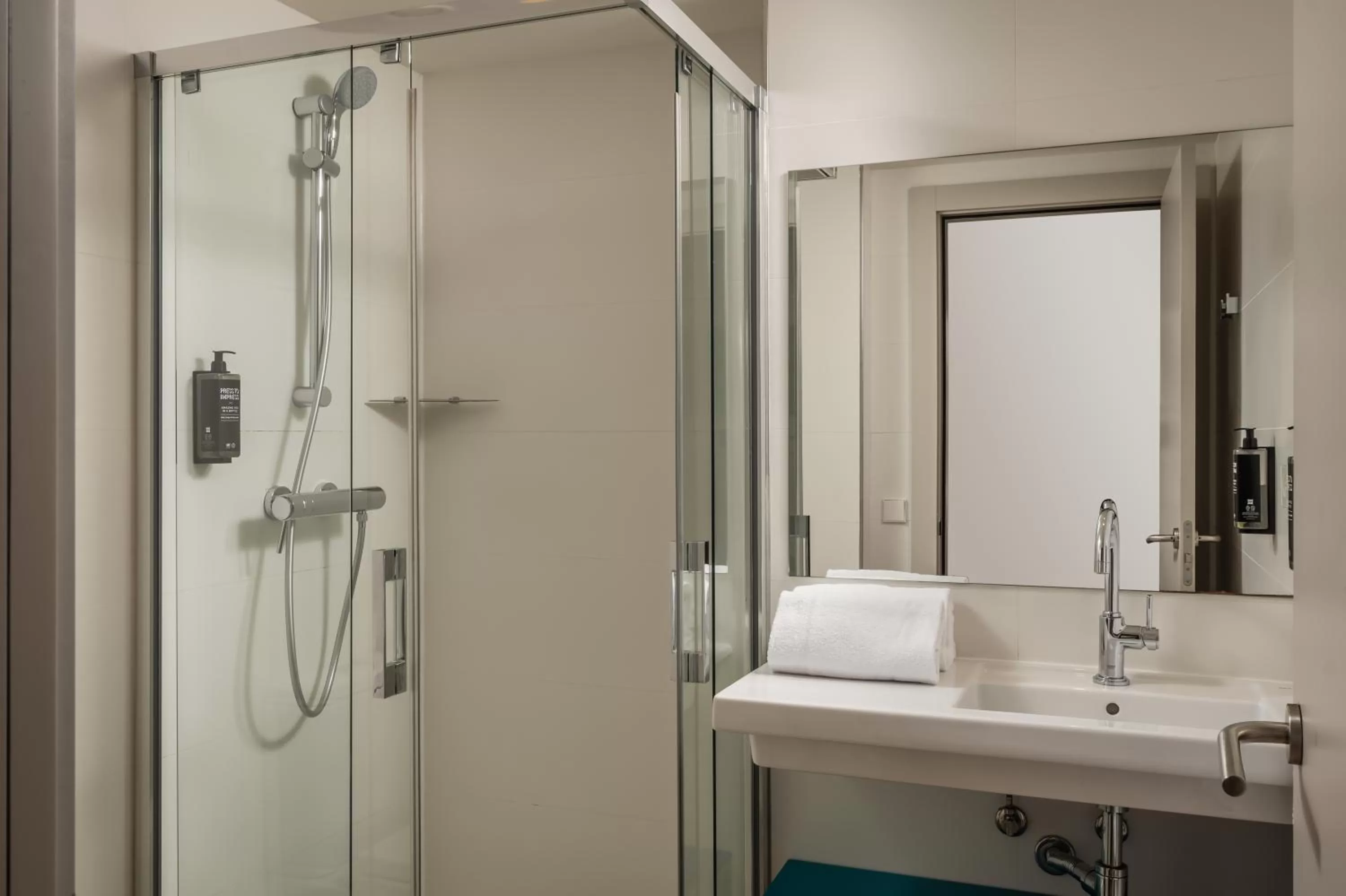Bathroom in ibis Styles Barcelona Centre
