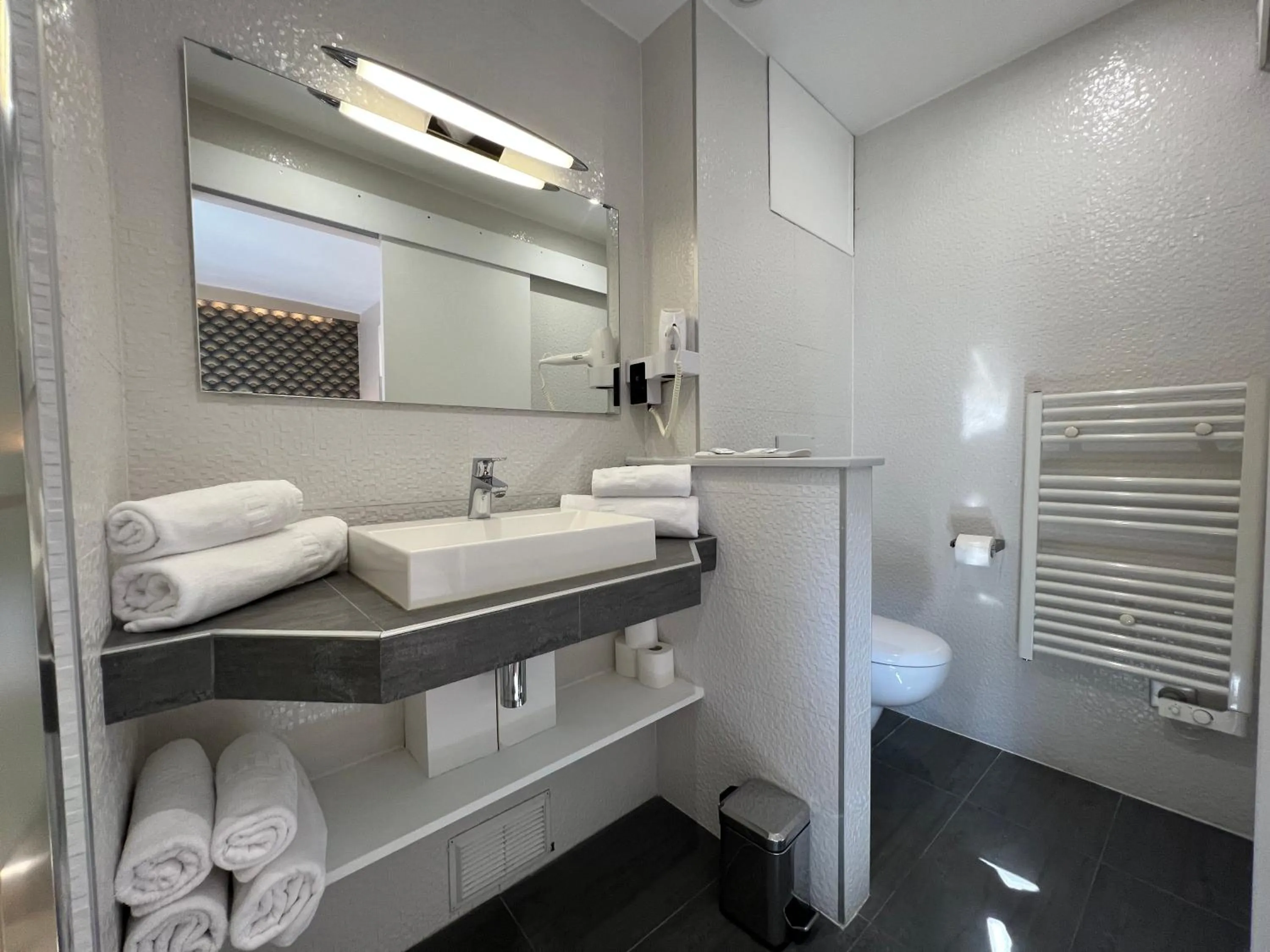 Bathroom in Hotel Nation Montmartre