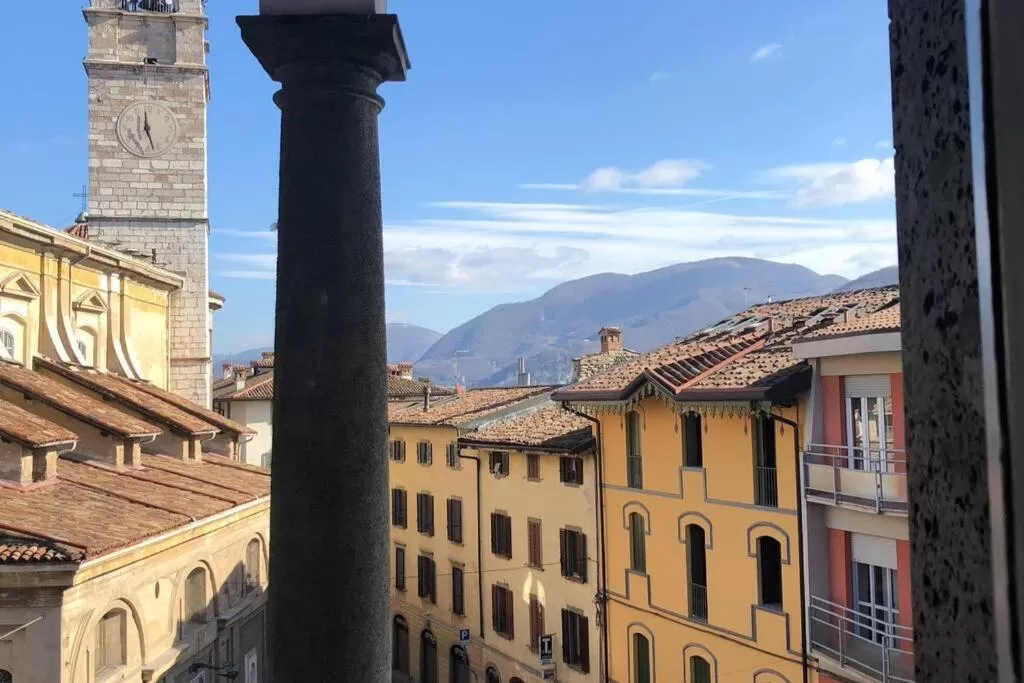 Nearby landmark, Mountain View in Holly's House