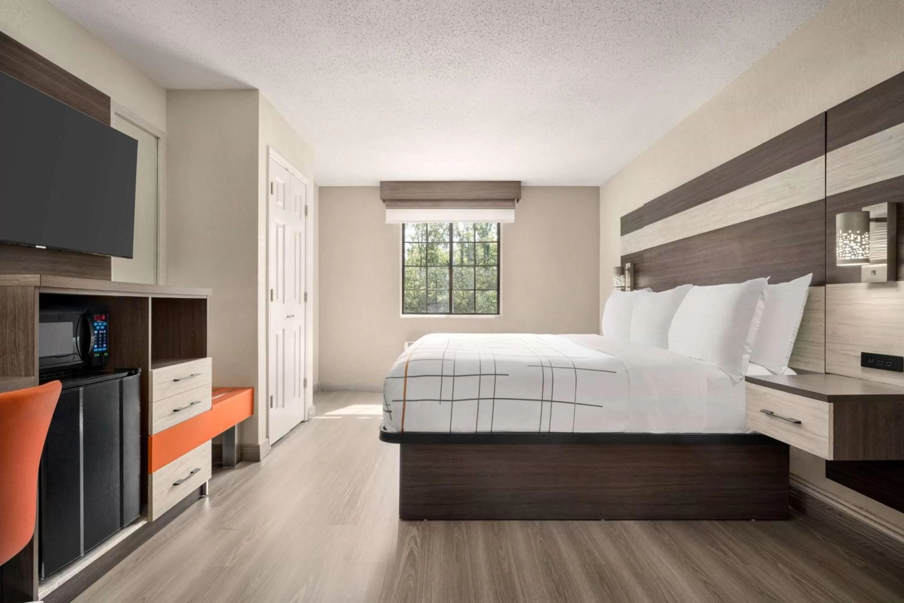 Photo of the whole room, Bed in La Quinta Inn Lexington-Horse Park