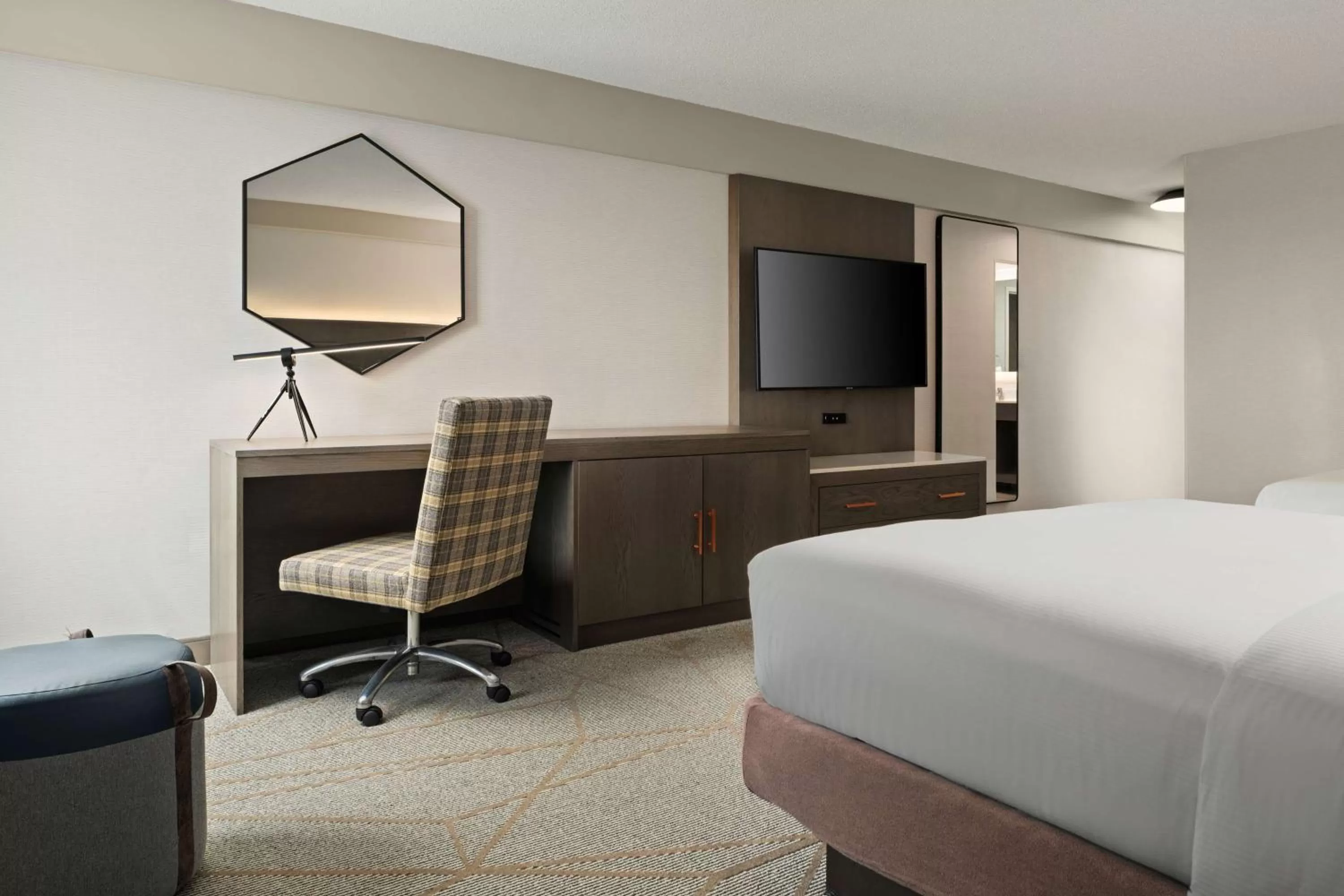Bedroom, Bed in DoubleTree by Hilton Pittsburgh Airport