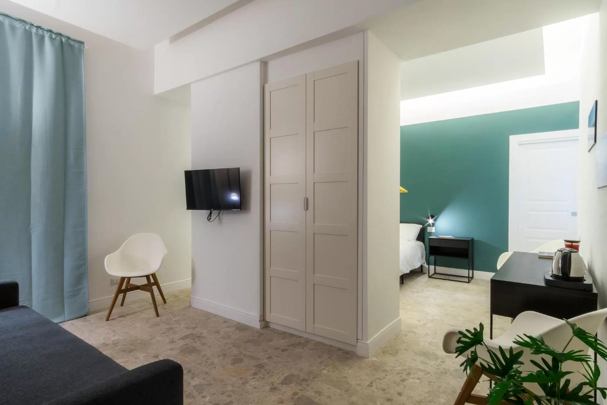 Bed, TV/Entertainment Center in Naos