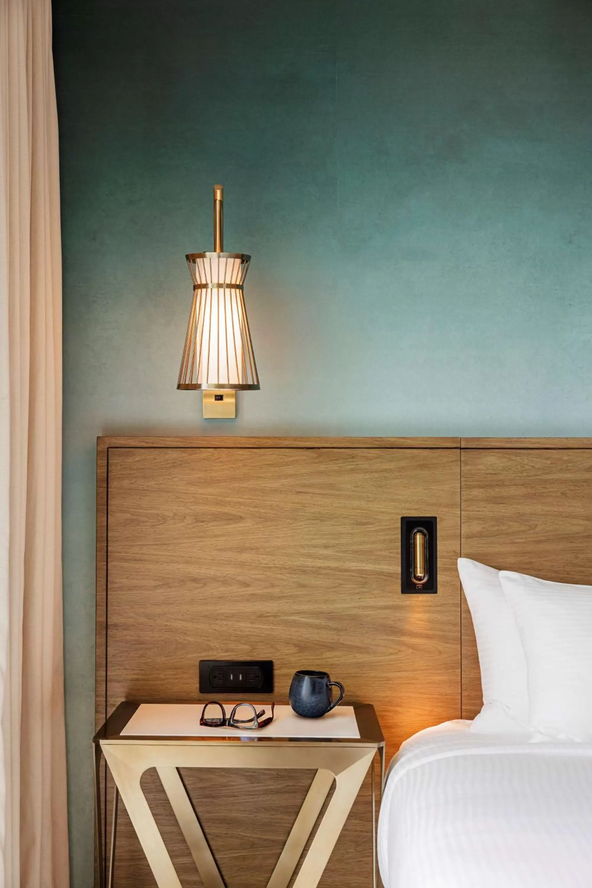 Bed in Carte Hotel San Diego Downtown, Curio Collection By Hilton