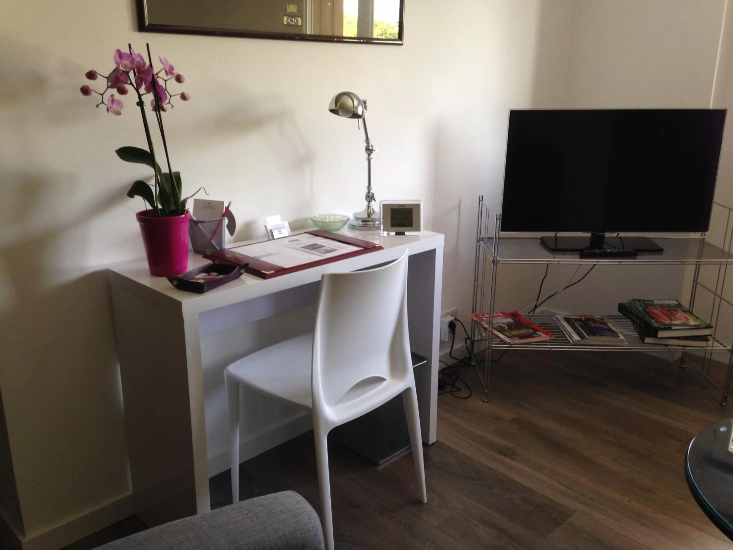 TV and multimedia, TV/Entertainment Center in Les Chambres Lauryvan