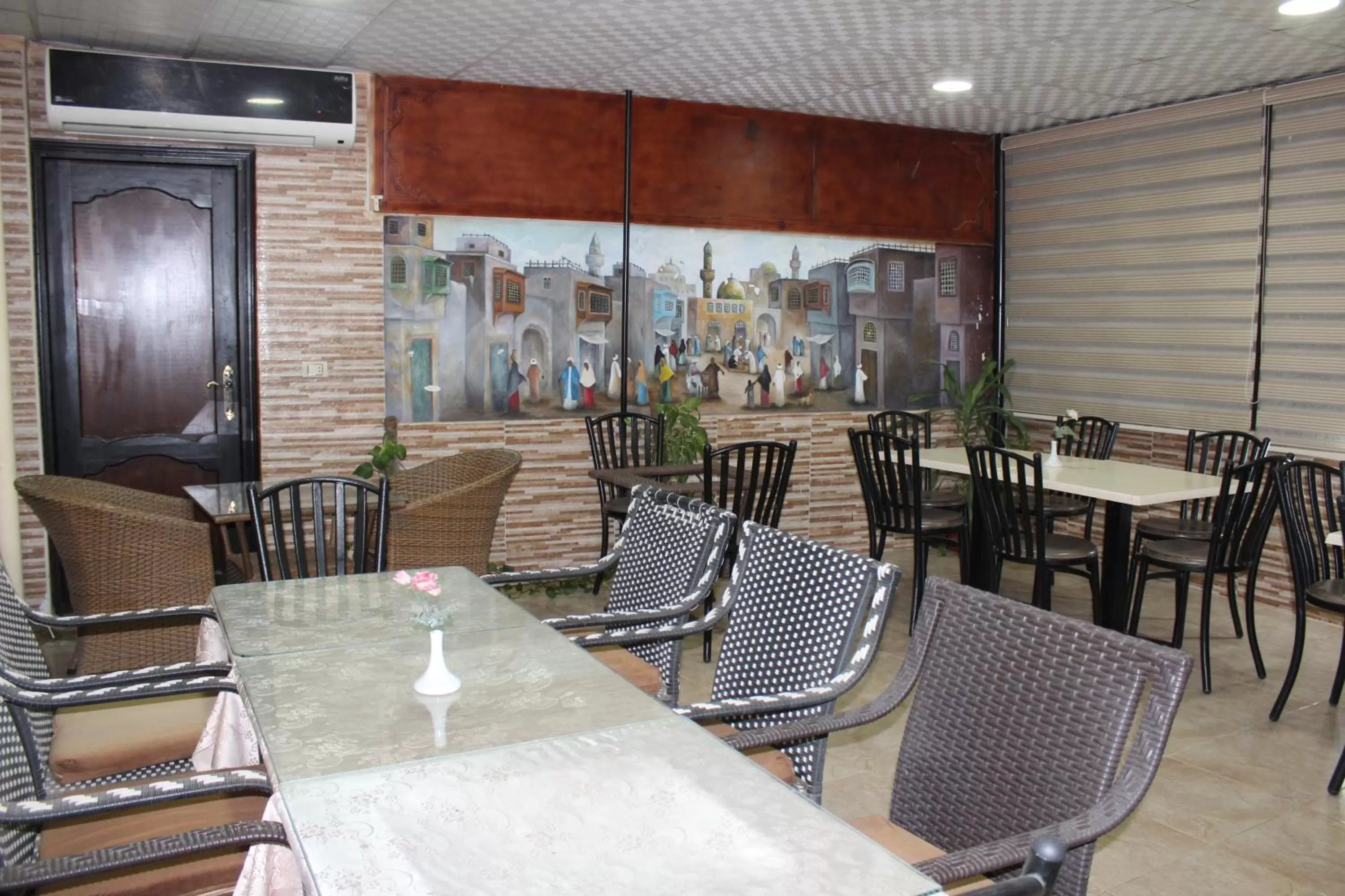 Restaurant/places to eat in Amin Hotel