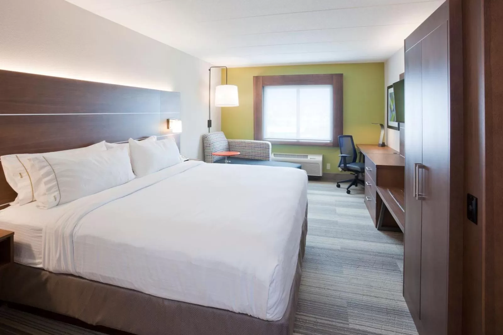 Bed in Holiday Inn Express Roseville-St. Paul by IHG
