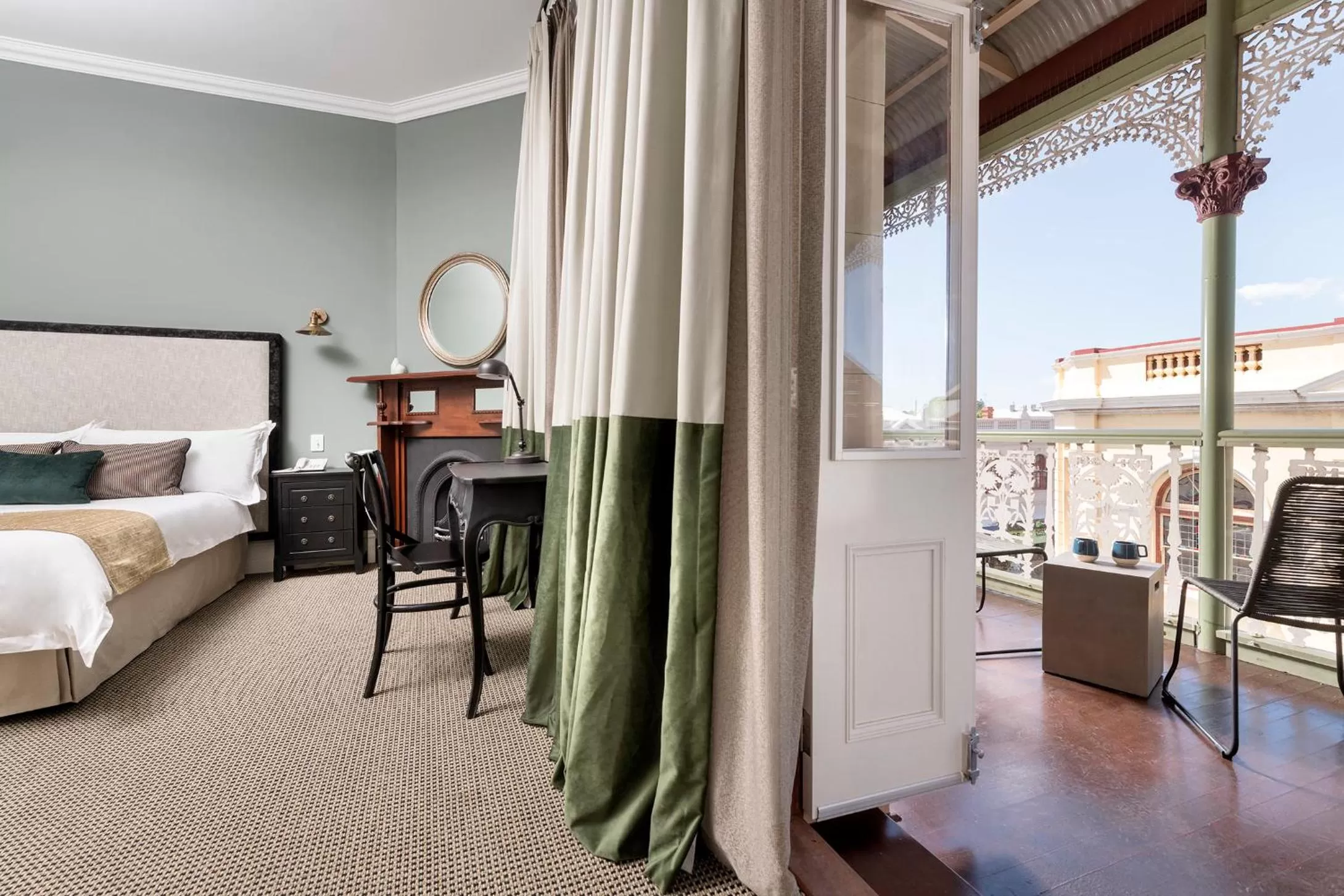 Balcony/Terrace, Bed in The National Hotel