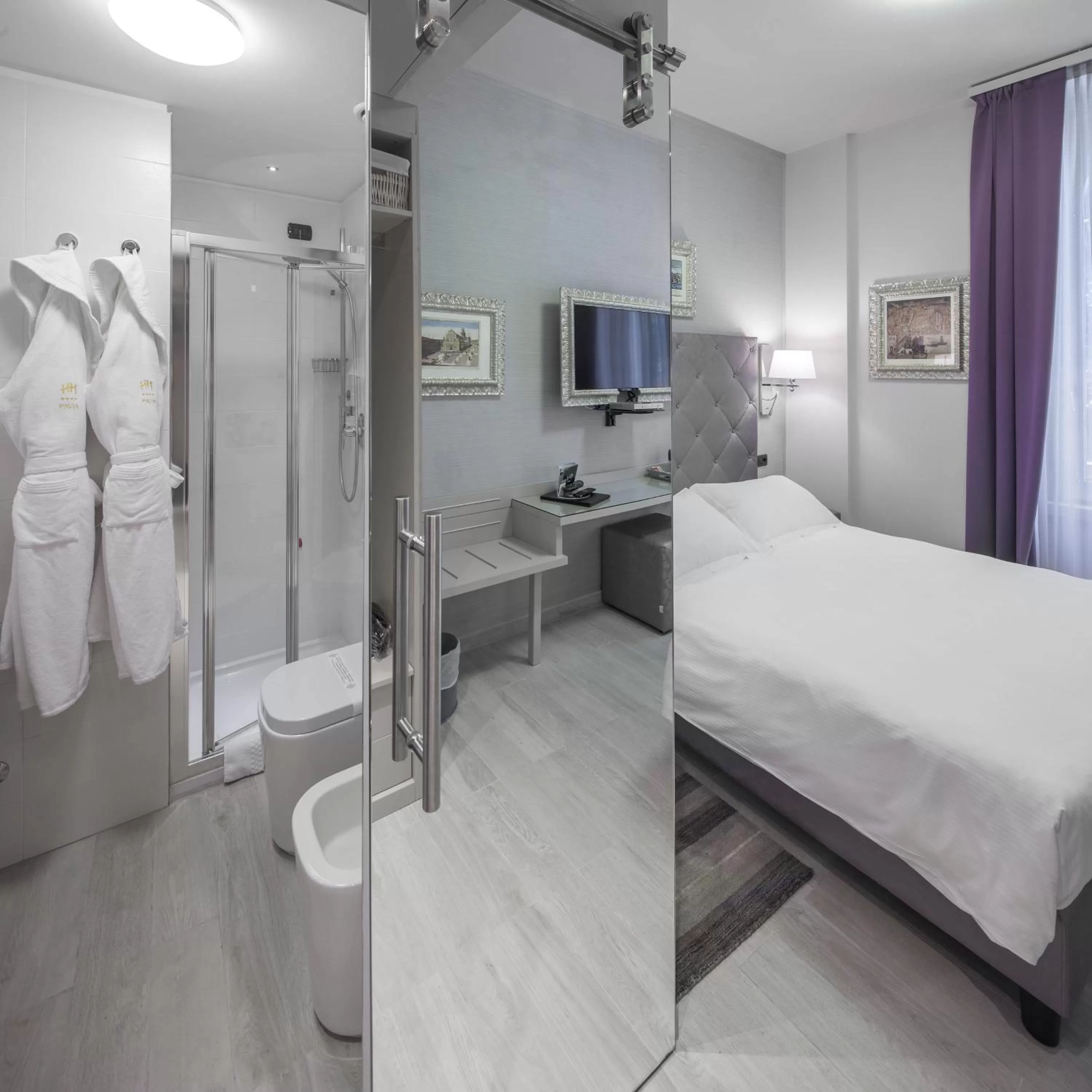 Bathroom, Bed in Hotel Moderno
