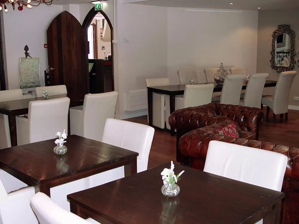 Communal lounge/ TV room in Hotel Huys van Heusden