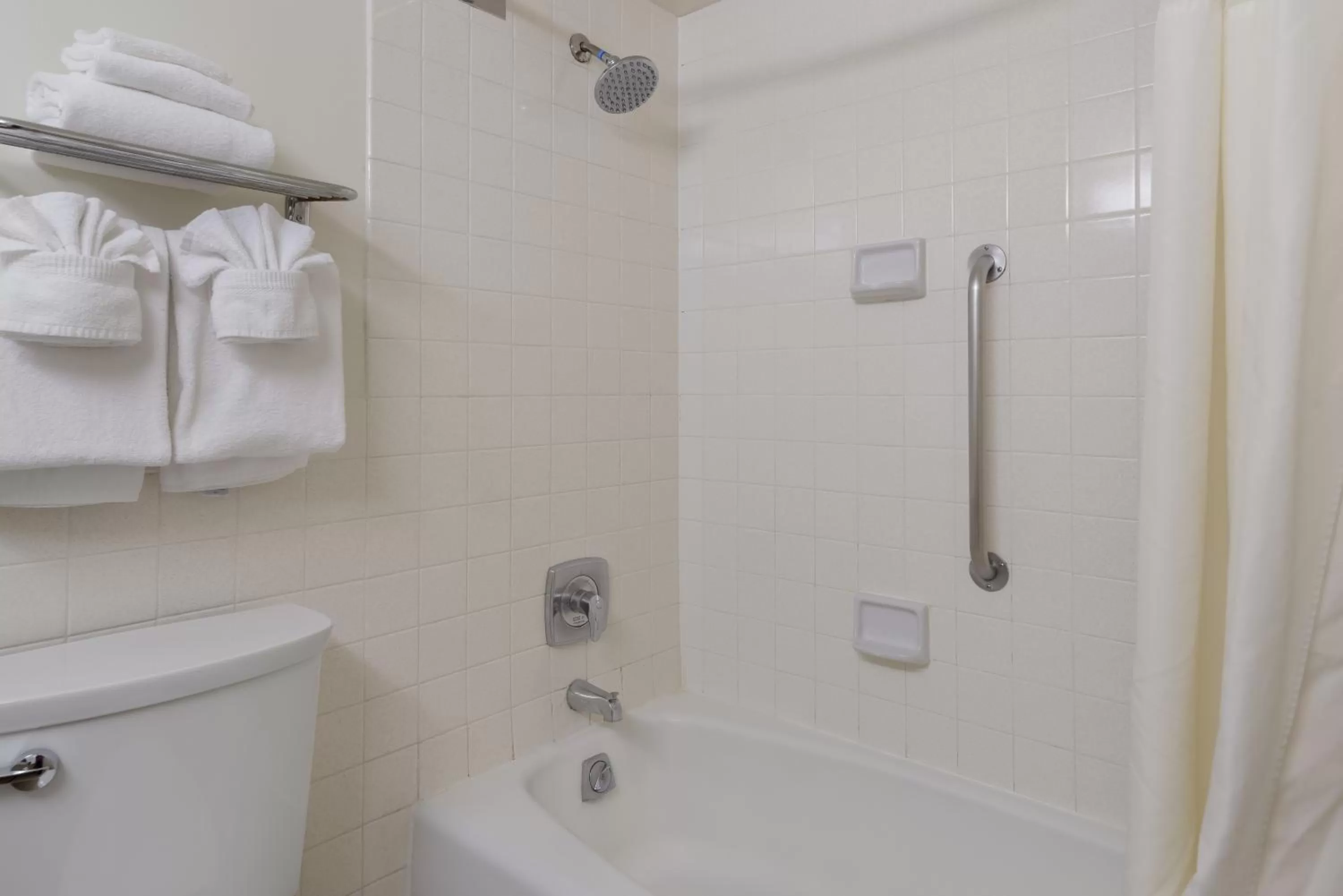 Bathroom in Clarion Hotel Concord-Walnut Creek