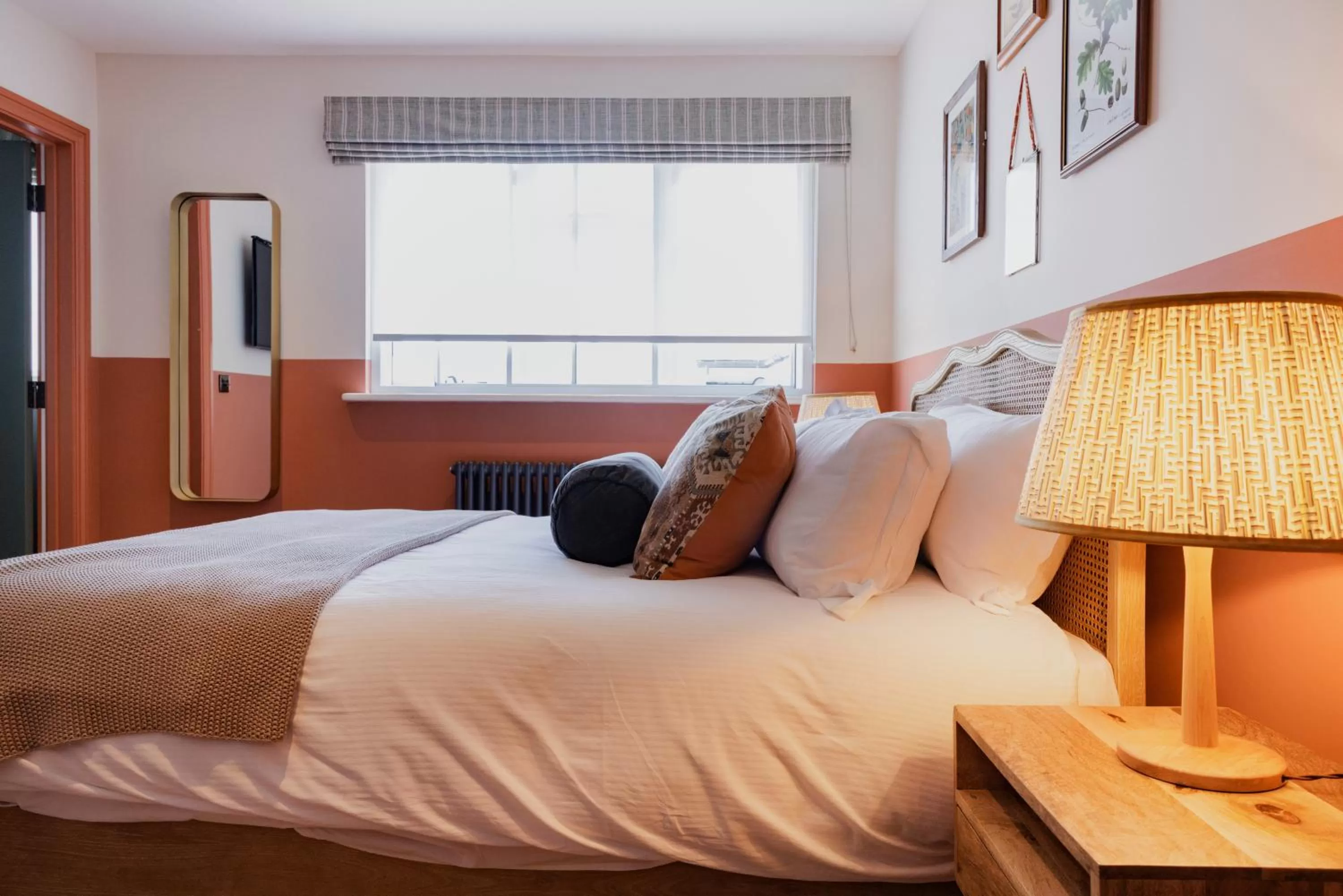 Bedroom, Bed in The George & Dragon