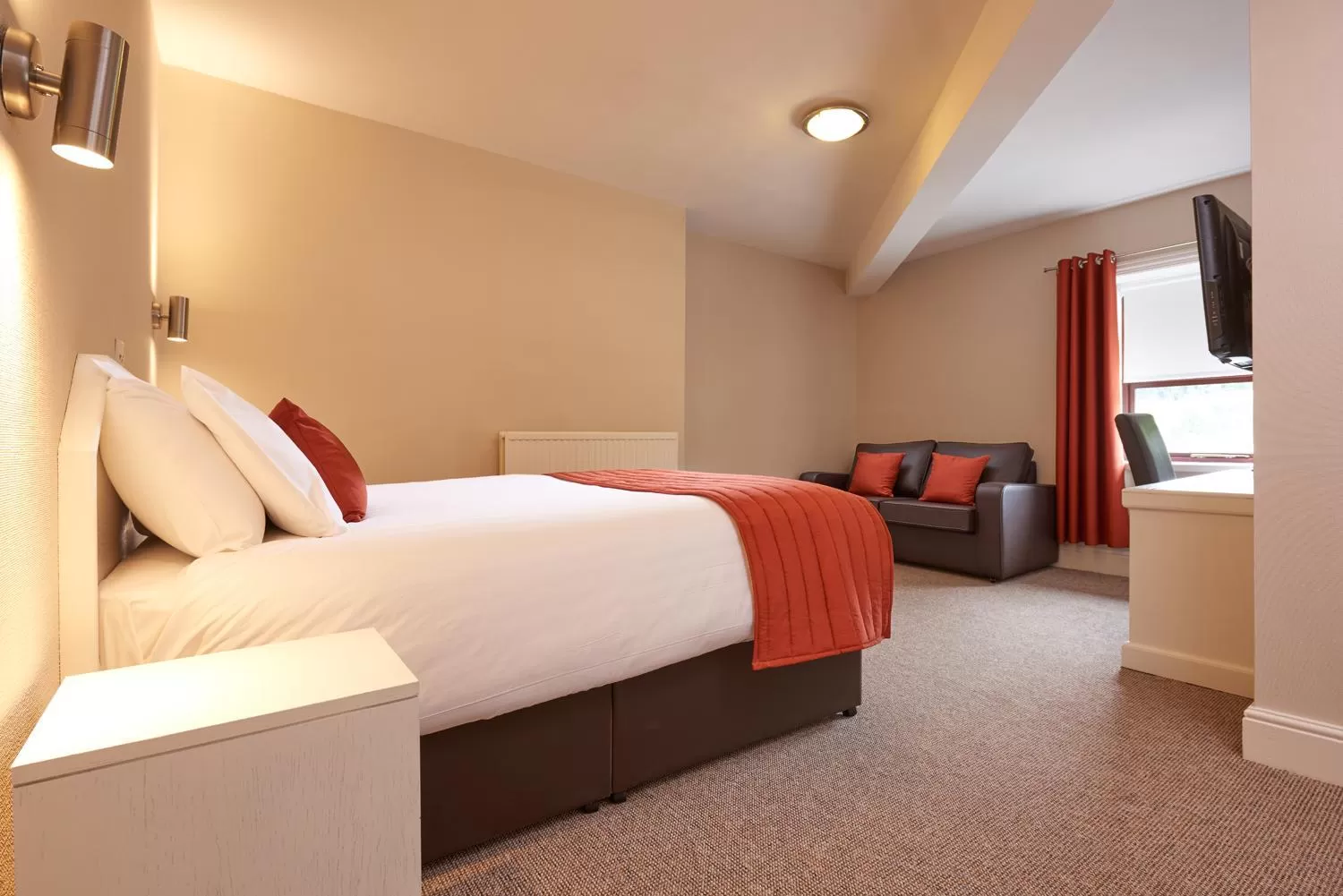 Quiet street view, Bed in The Imperial Crown Hotel