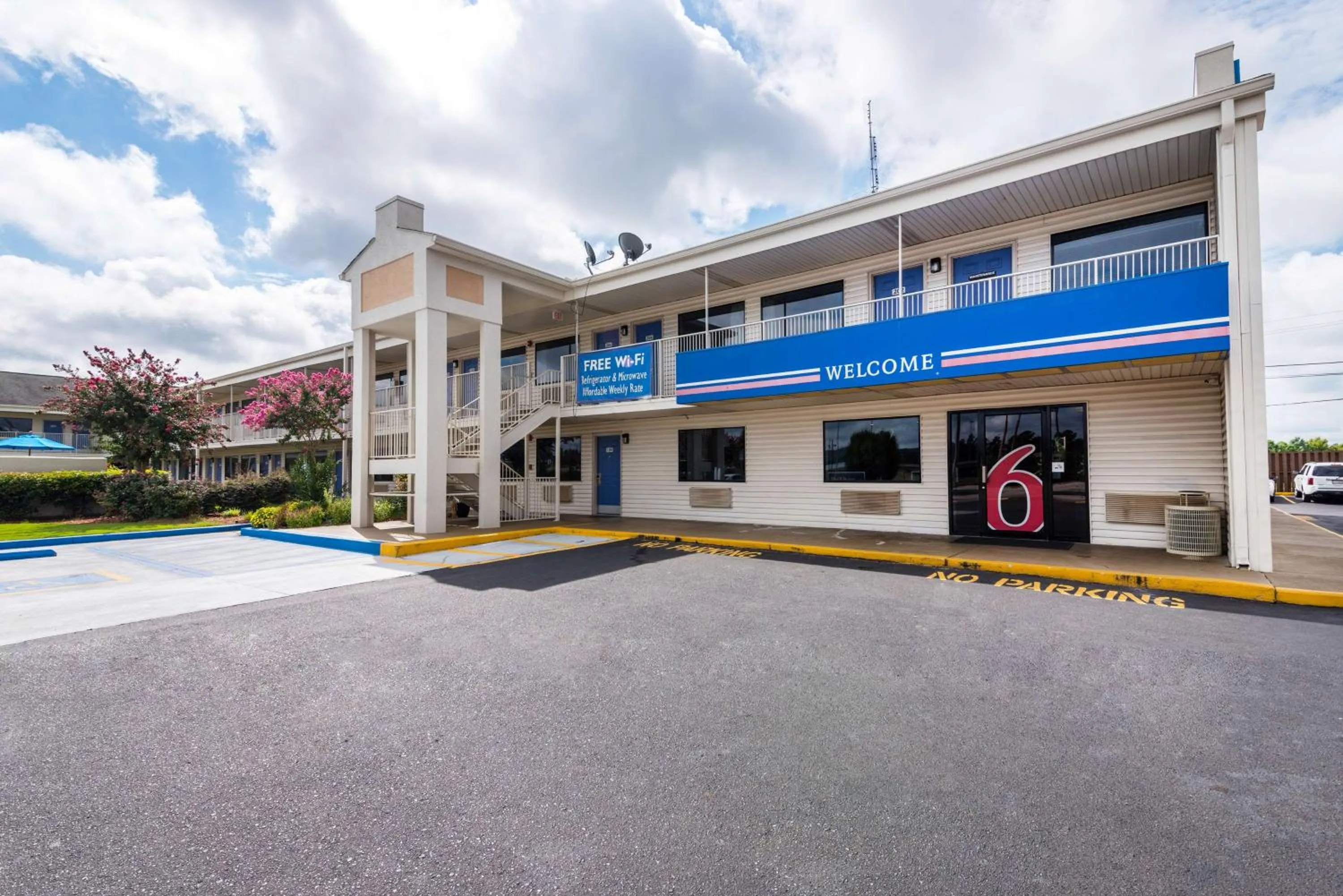 Property building in Motel 6-Anniston, AL