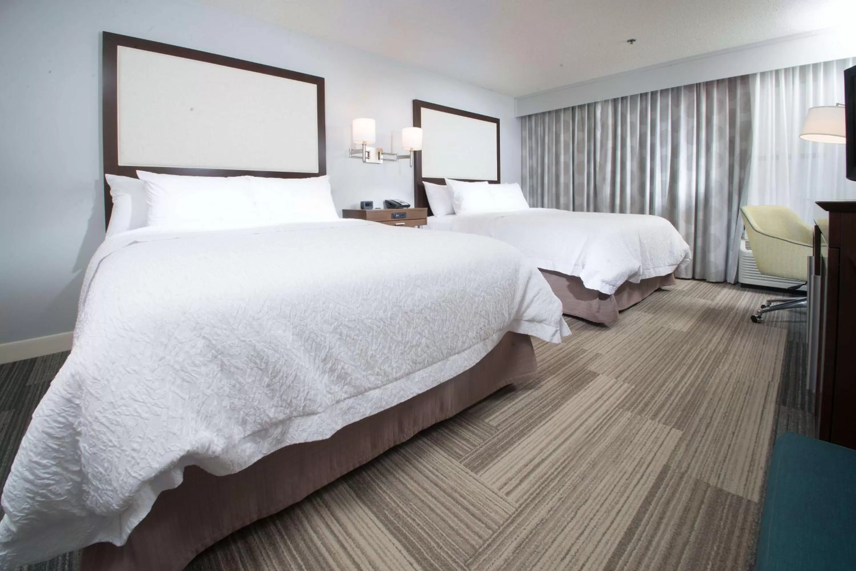 Bedroom, Bed in Hampton Inn Tiffin