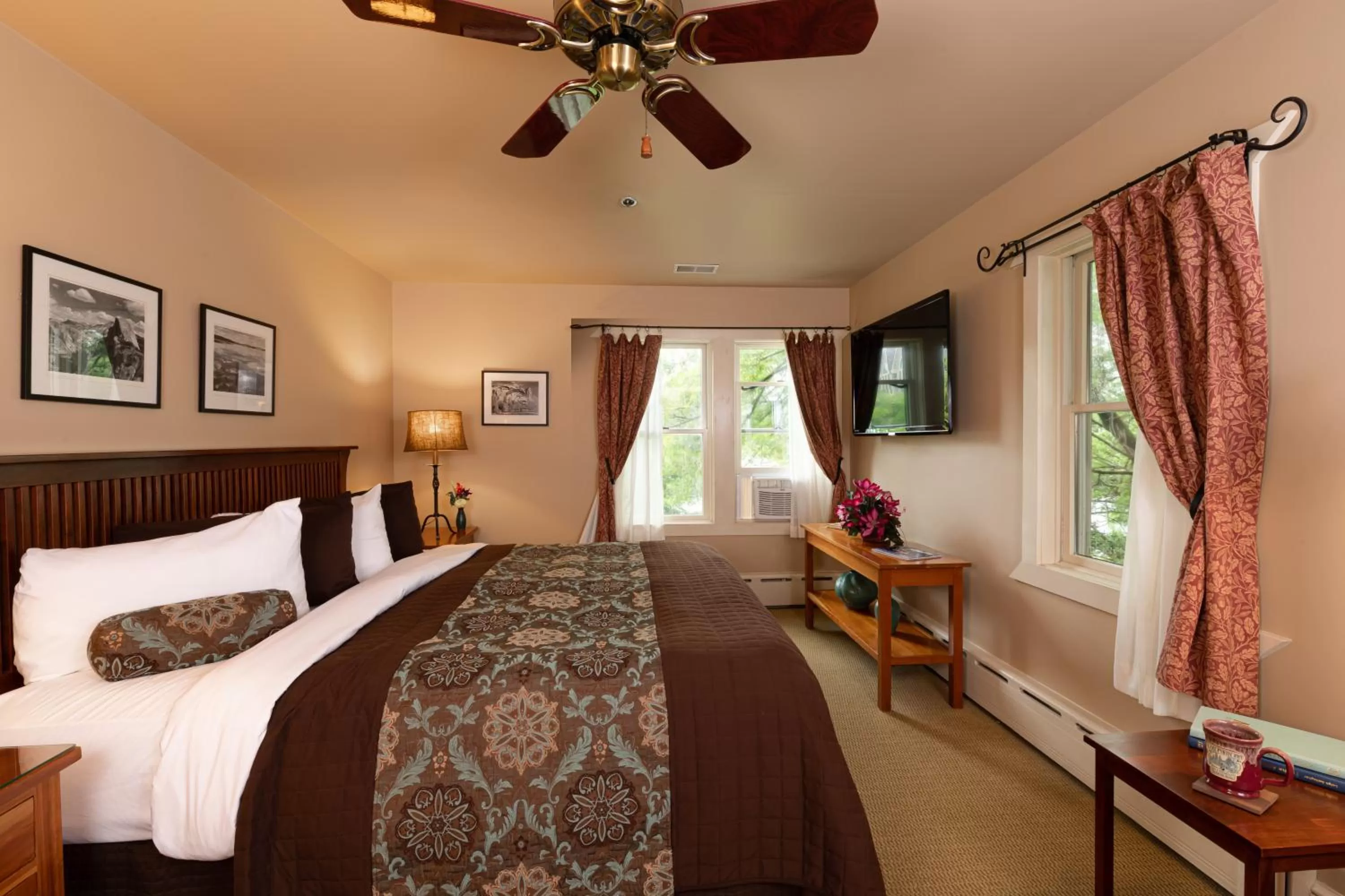 Bed in Lake Pointe Inn