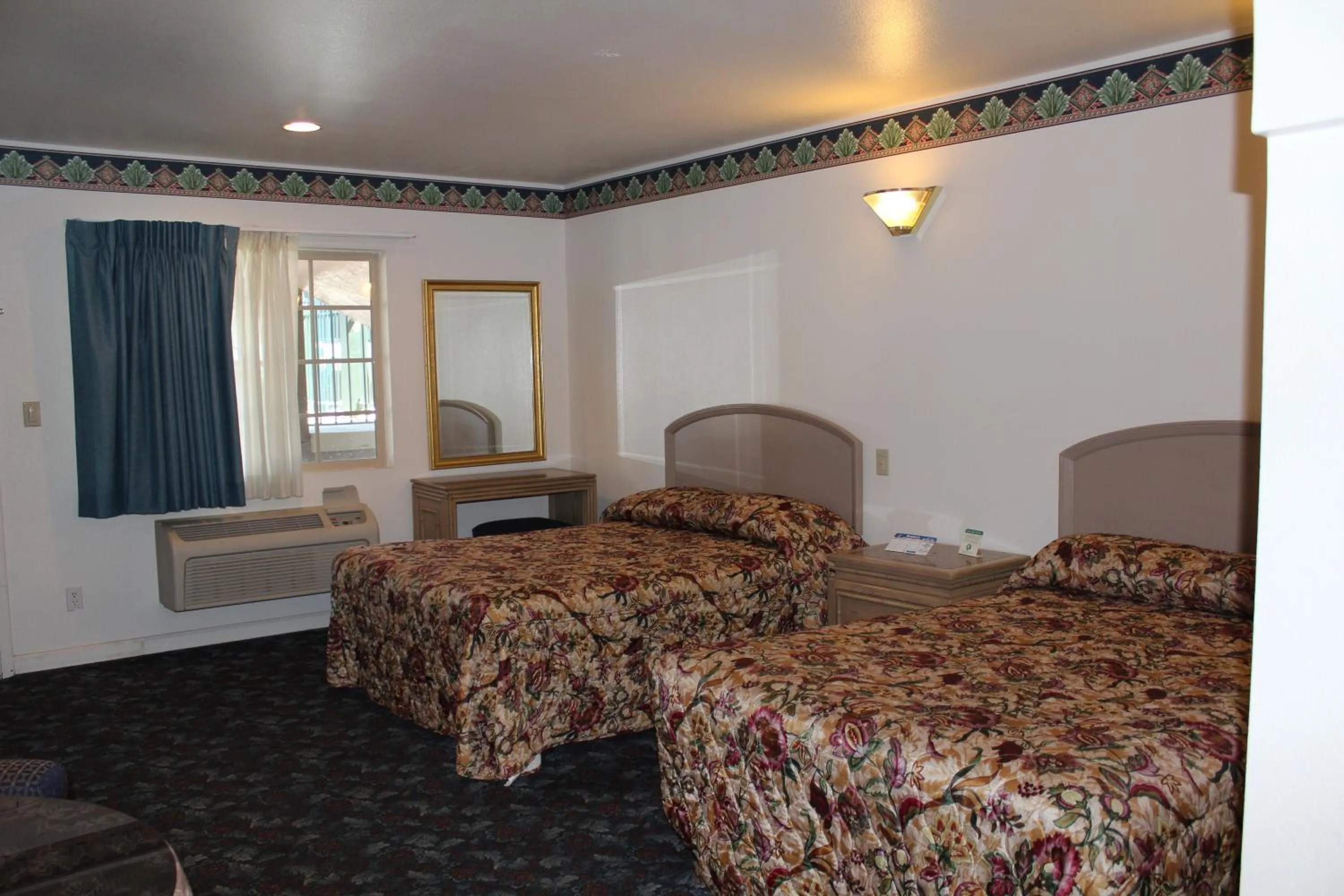 Photo of the whole room, Bed in Best Whittier Inn