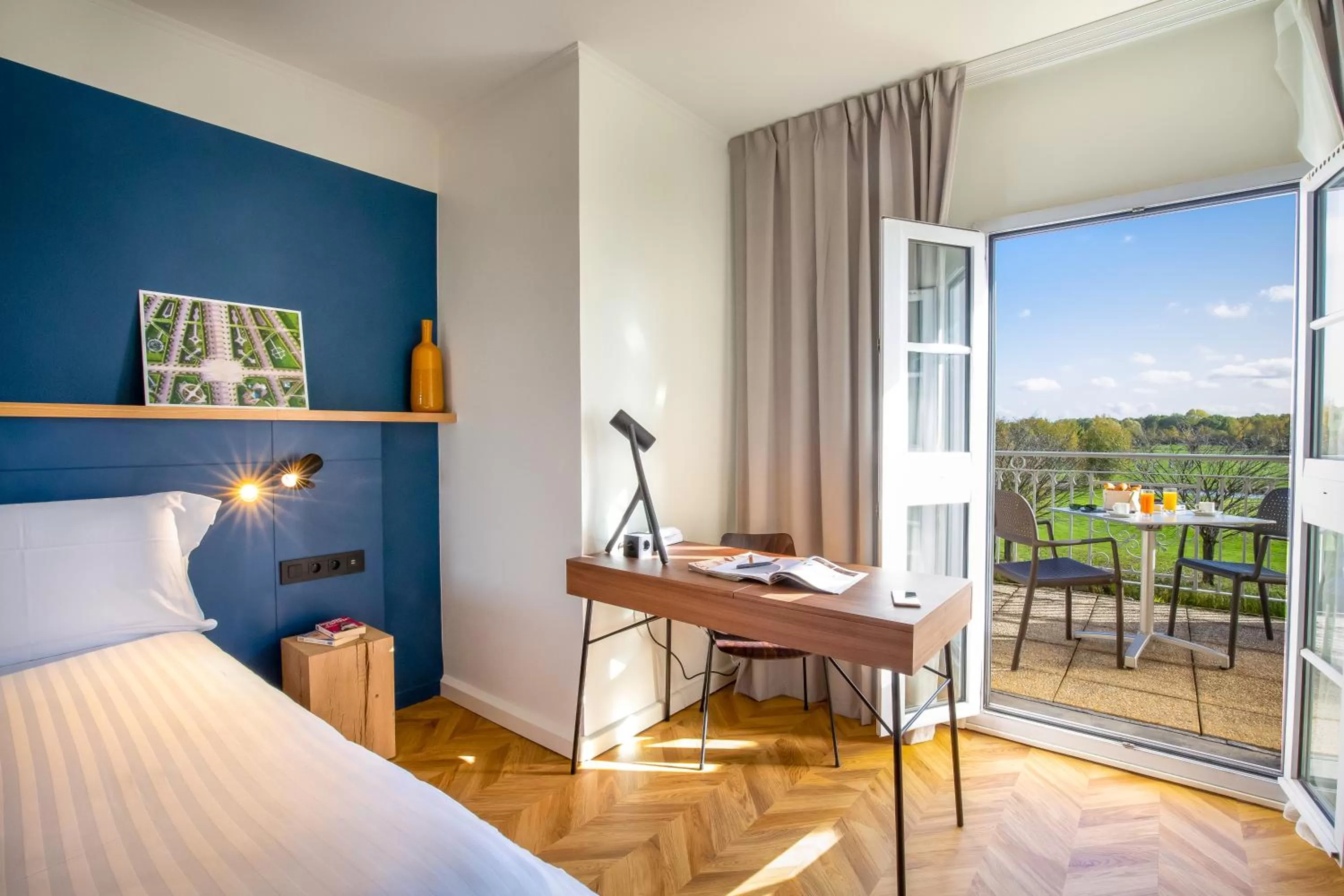 Decorative detail, Bed in Mercure Chantilly Resort & Conventions