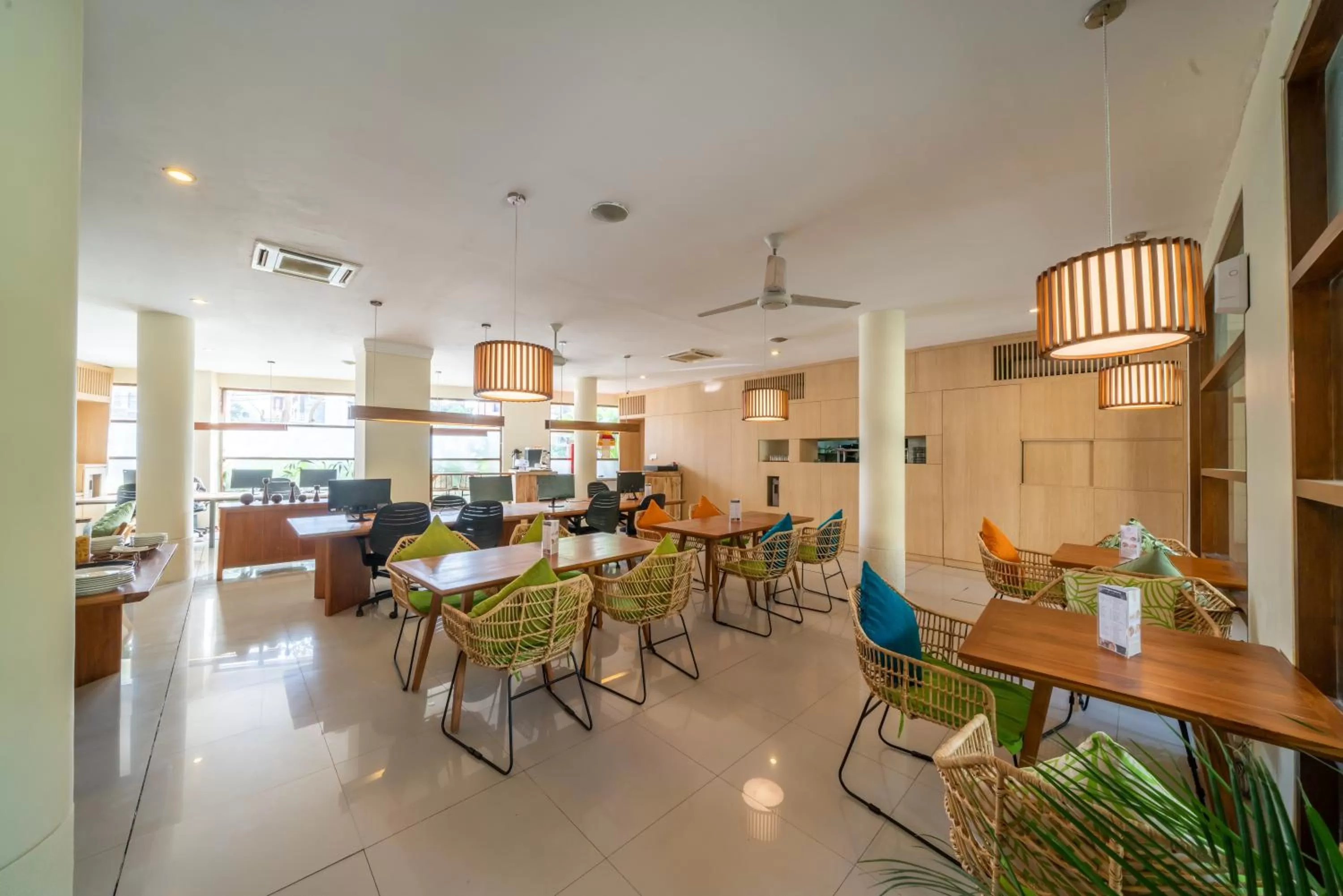 Restaurant/places to eat in Sara Residence by Nakula