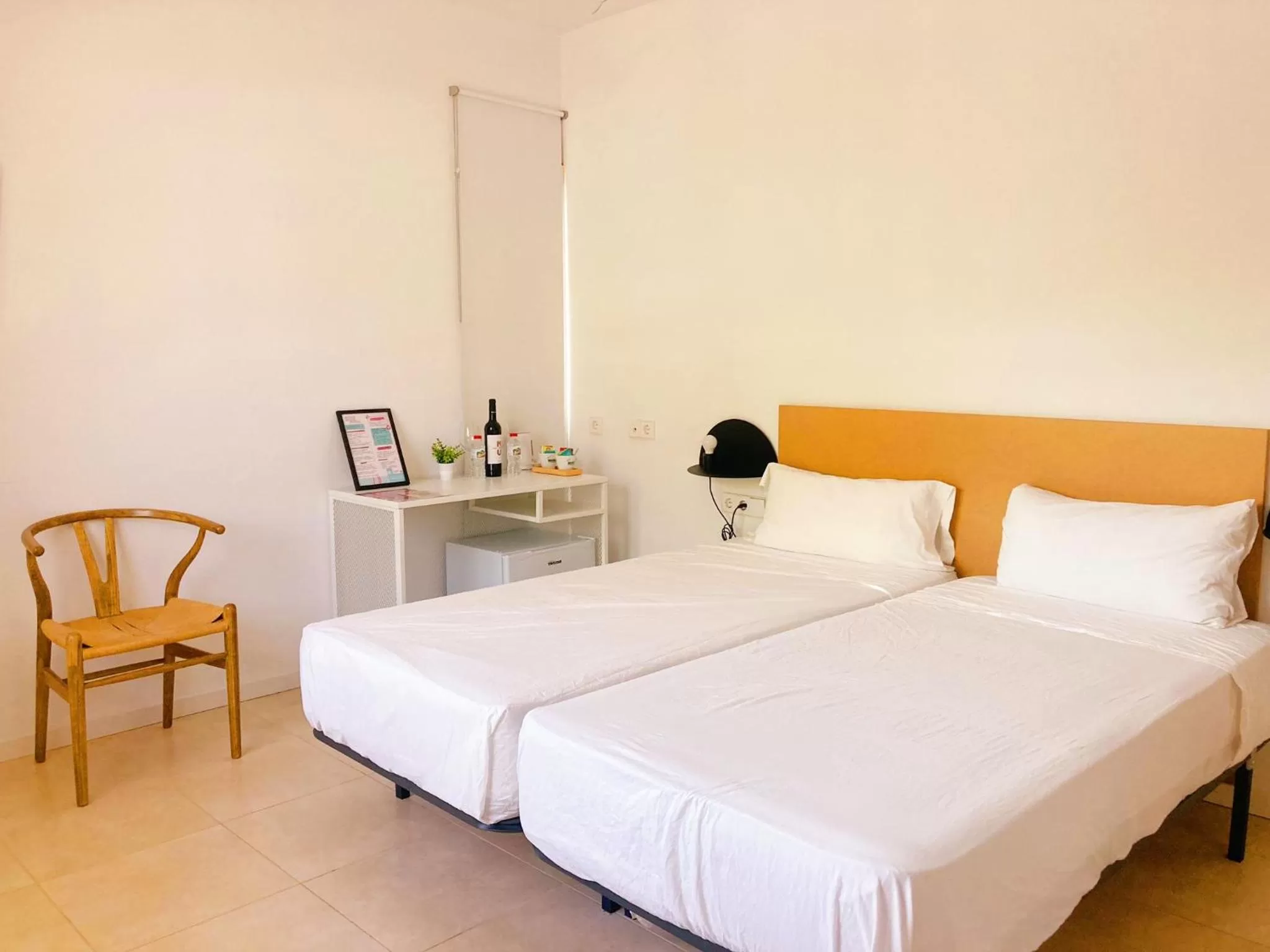 Seating area, Bed in Sitges Beach Hostal