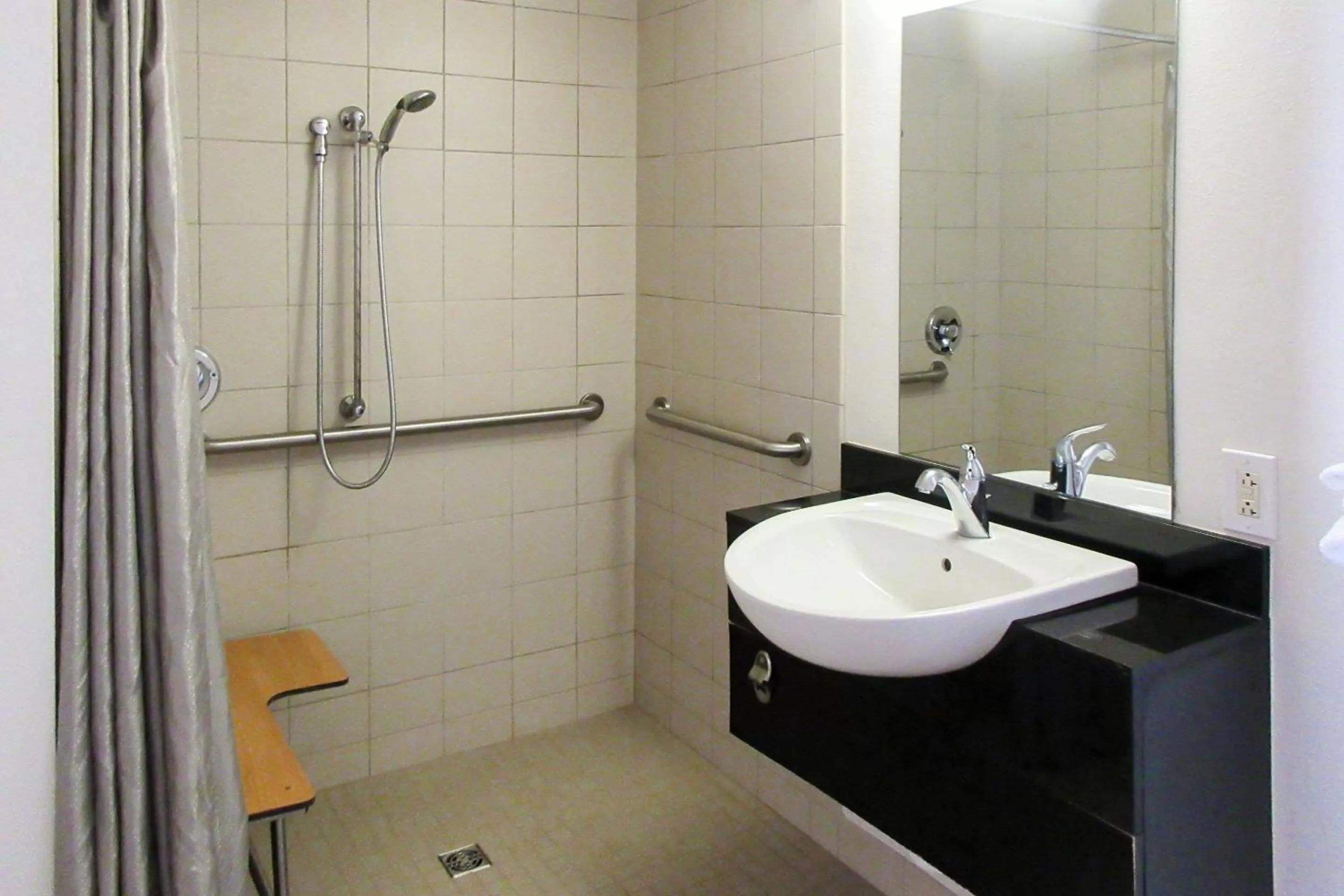 Bathroom in Rodeway Inn Altoona Orchard Plaza