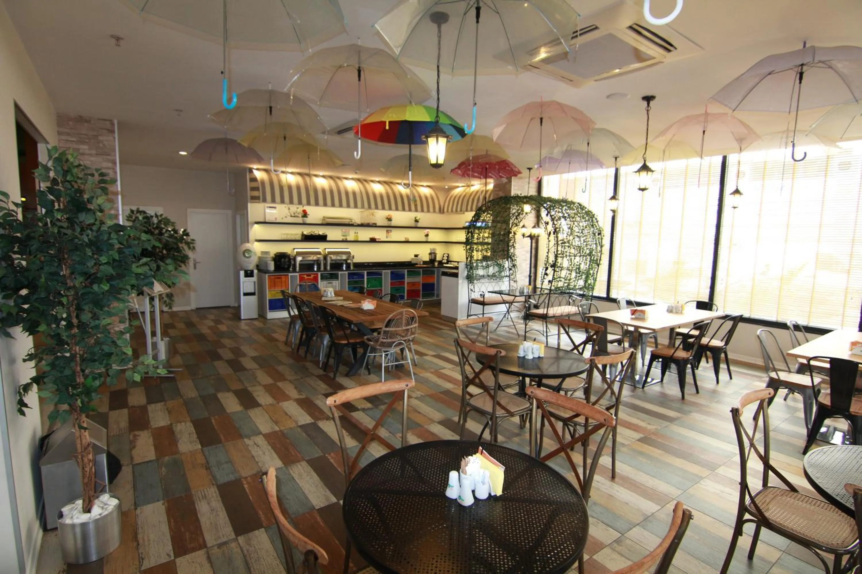 Restaurant/places to eat in Tempo Fair Suites