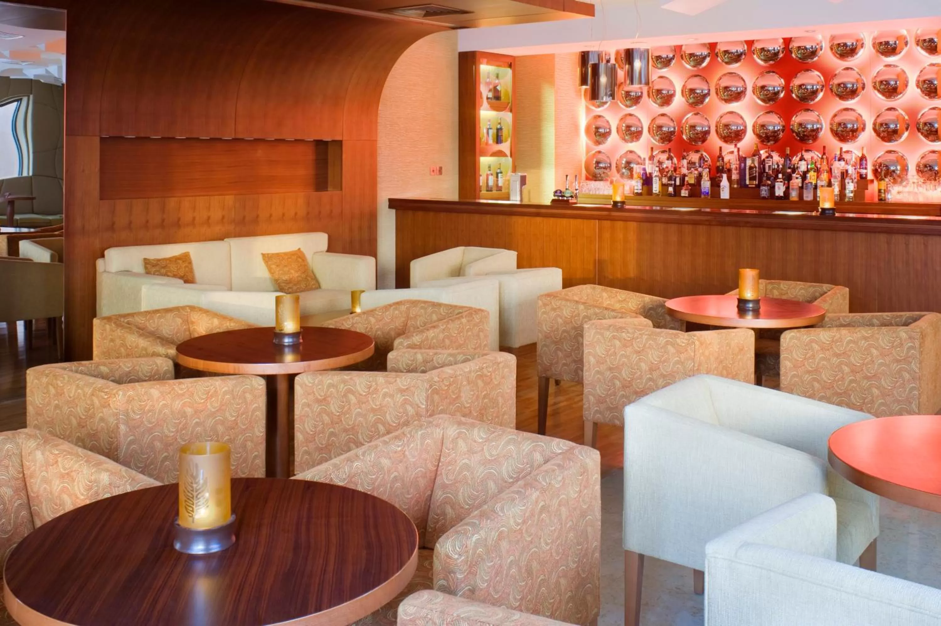 Lounge or bar in Crowne Plaza Sohar by IHG