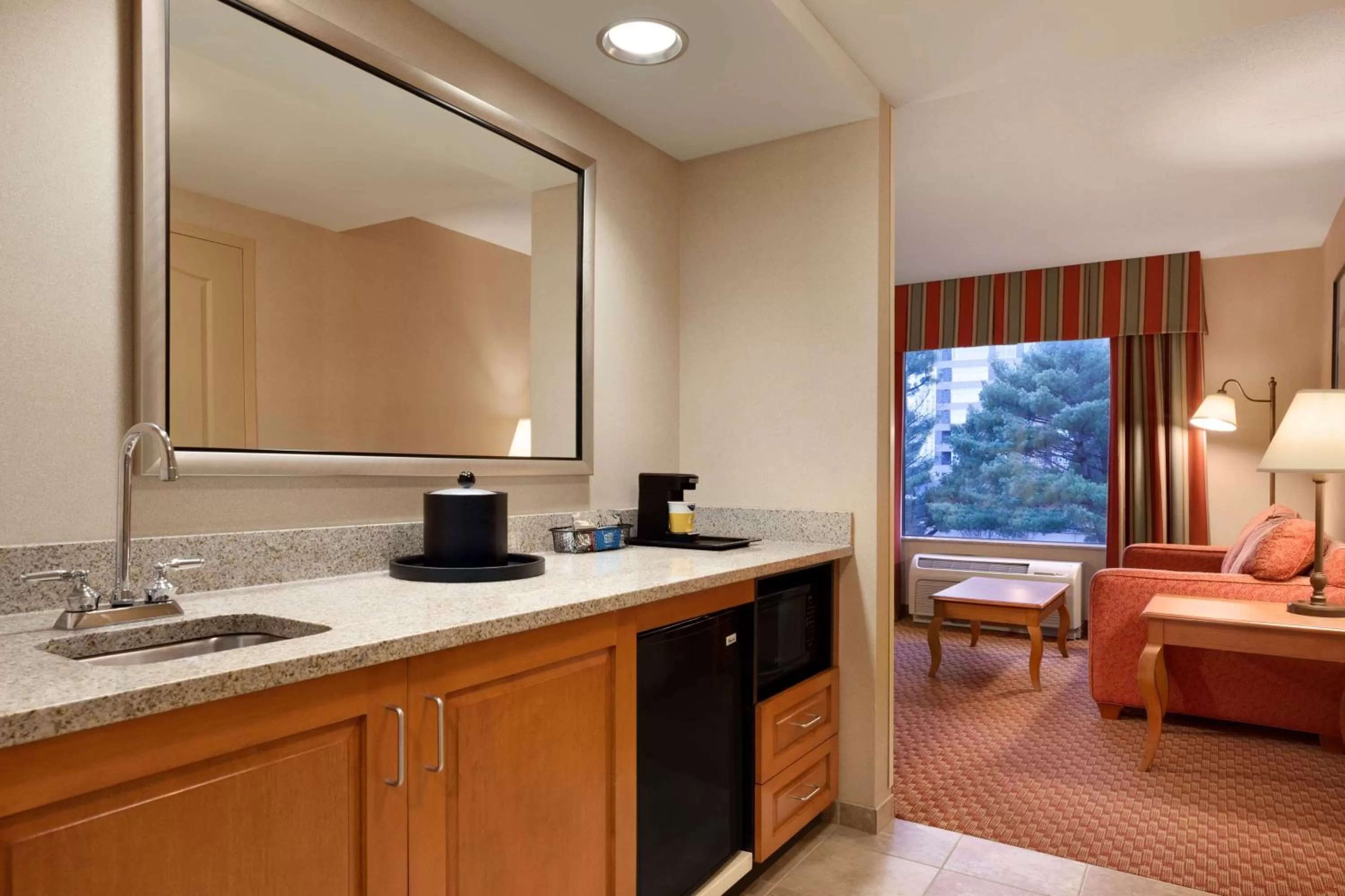 Kitchen or kitchenette, Bed in Hampton Inn & Suites East Hartford